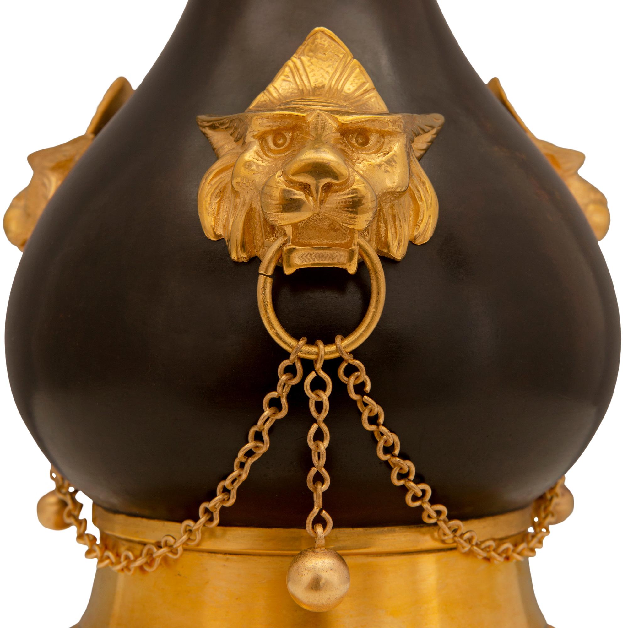 Patiné Paire de lampes françaises de style Renaissance du 19ème siècle en bronze patiné et bronze doré en vente