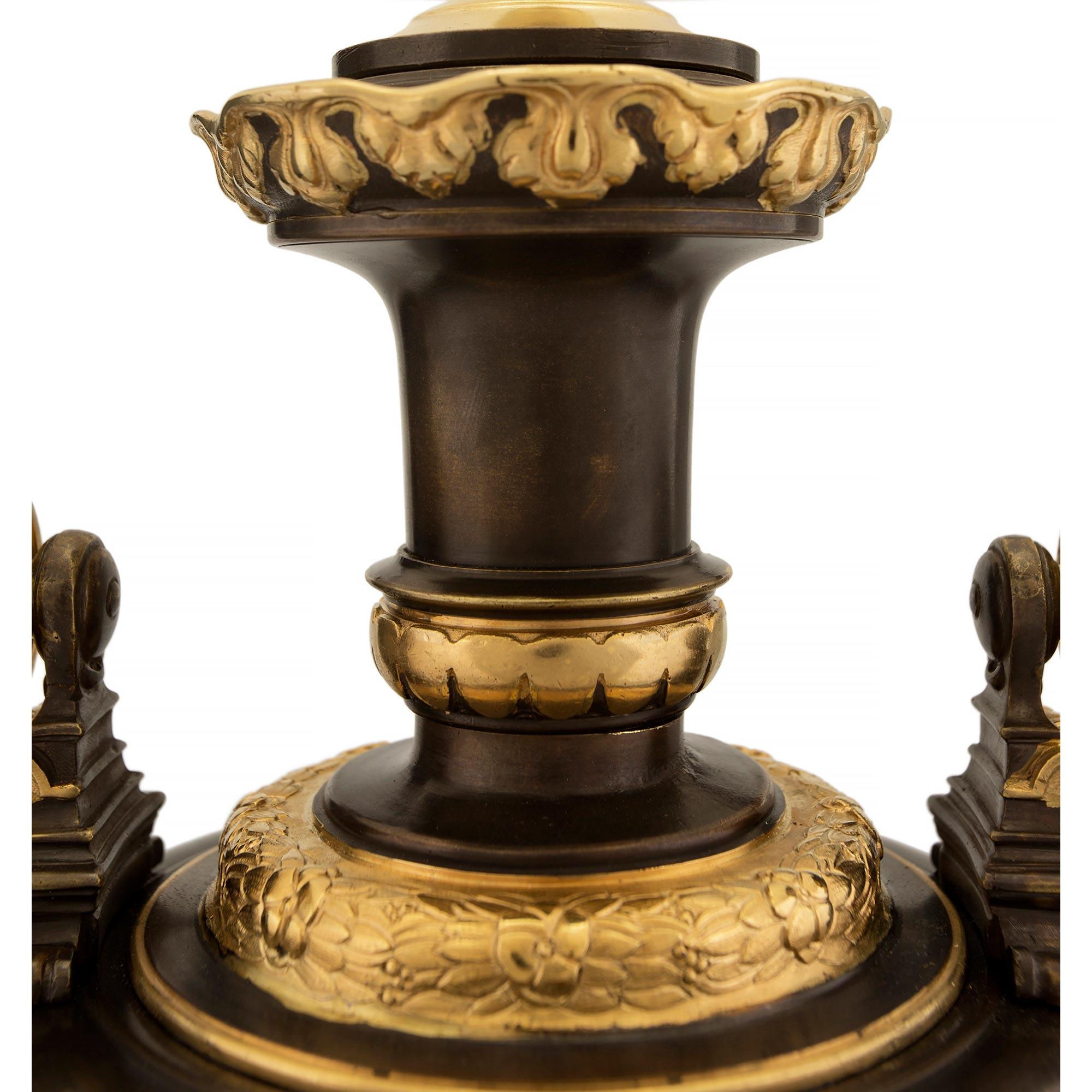 Patiné Paire de lampes françaises de style Renaissance du 19ème siècle en bronze patiné et bronze doré en vente