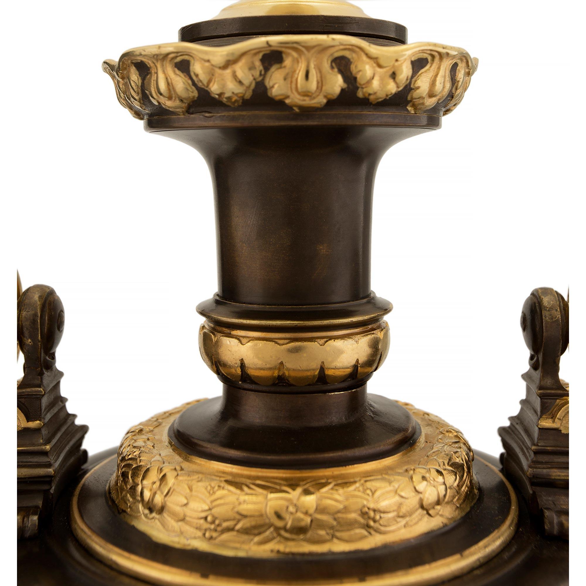 Francese Coppia di lampade francesi del XIX secolo in stile rinascimentale in bronzo patinato e ormolu in vendita