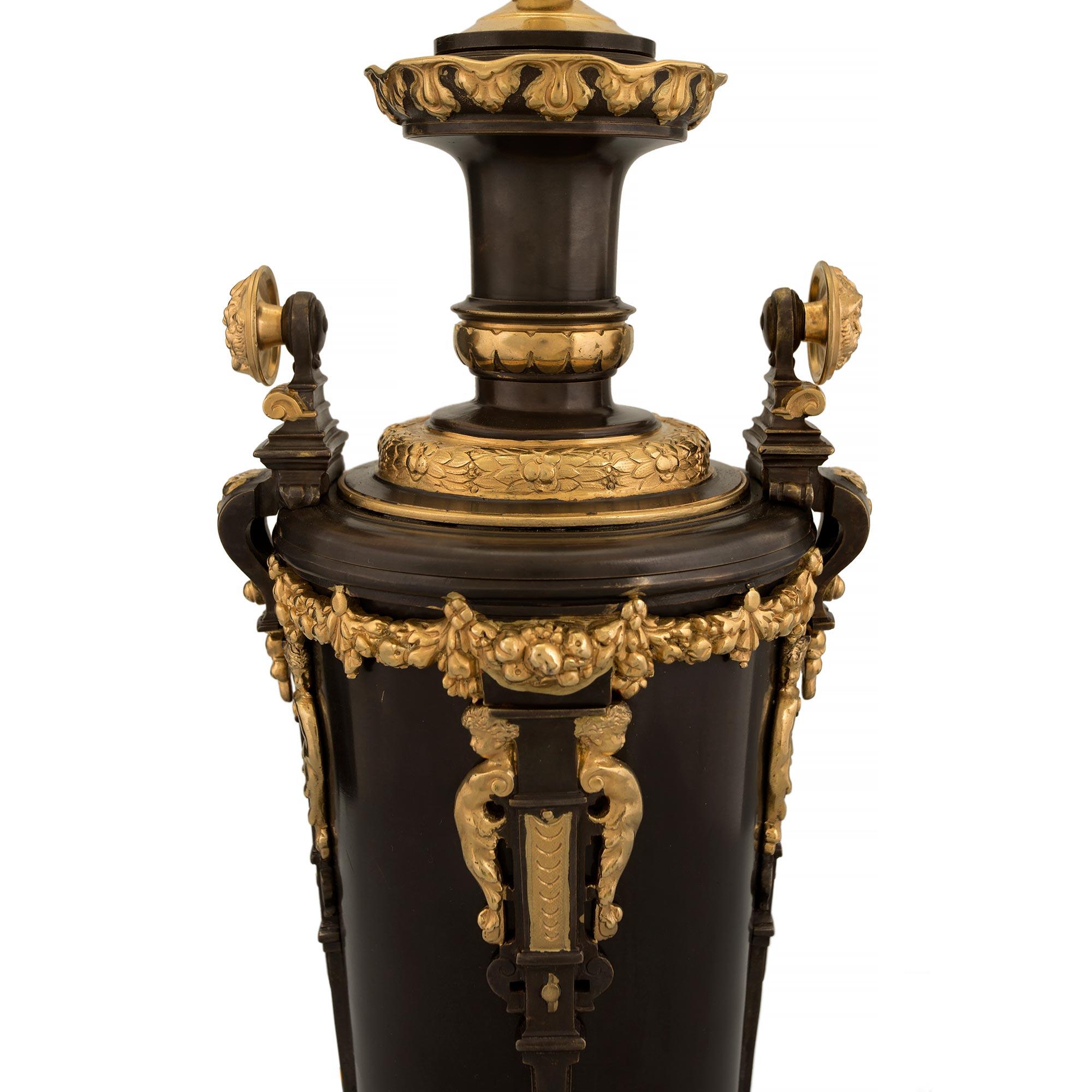 Patinato Coppia di lampade francesi del XIX secolo in stile rinascimentale in bronzo patinato e ormolu in vendita