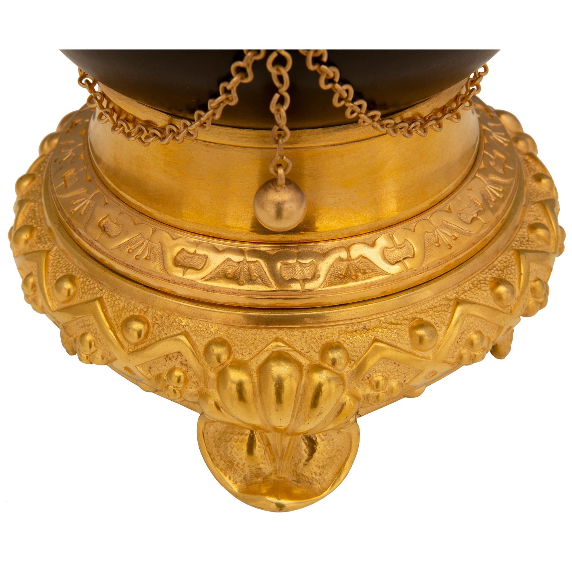 XIXe siècle Paire de lampes françaises de style Renaissance du 19ème siècle en bronze patiné et bronze doré en vente