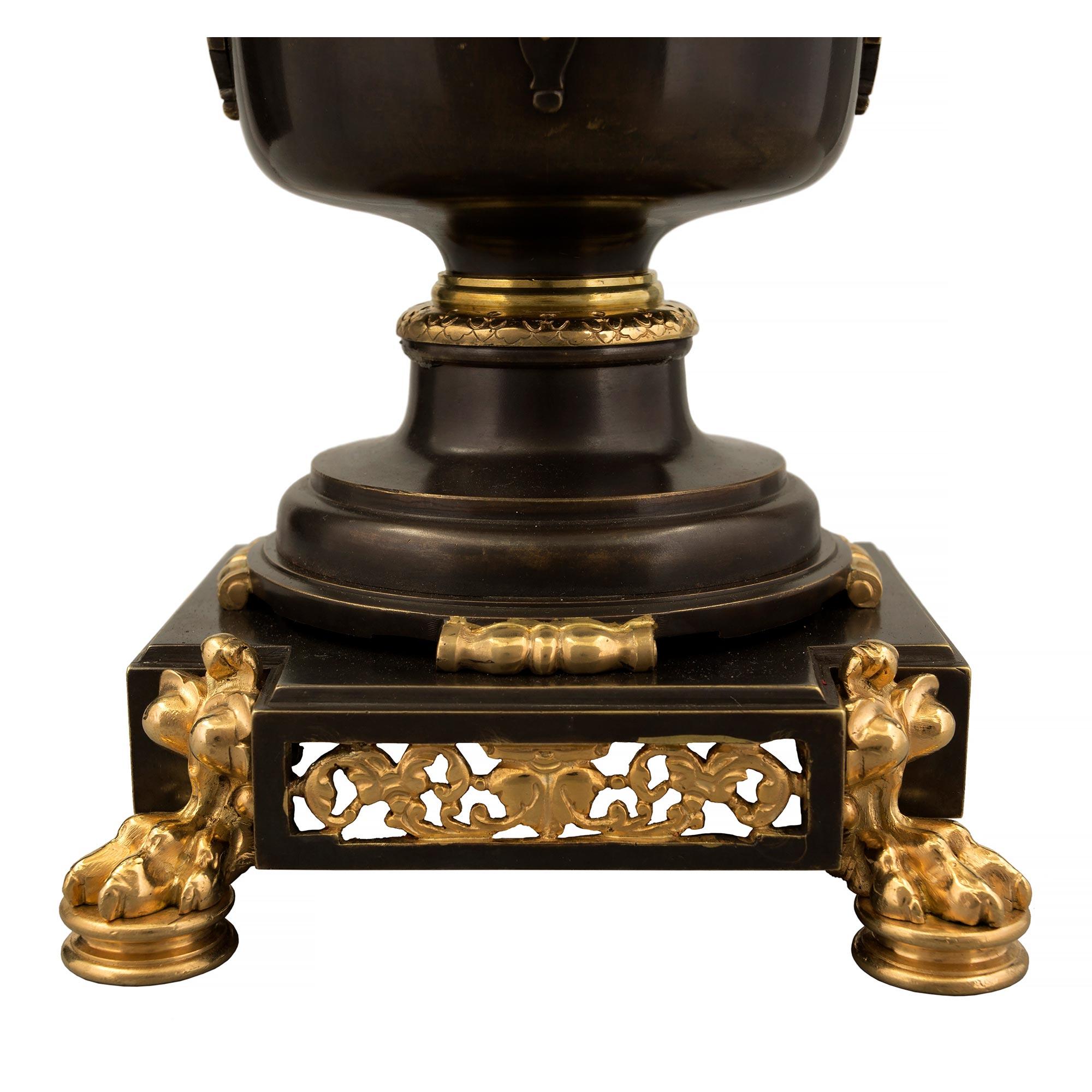 Bronze doré Paire de lampes françaises de style Renaissance du 19ème siècle en bronze patiné et bronze doré en vente