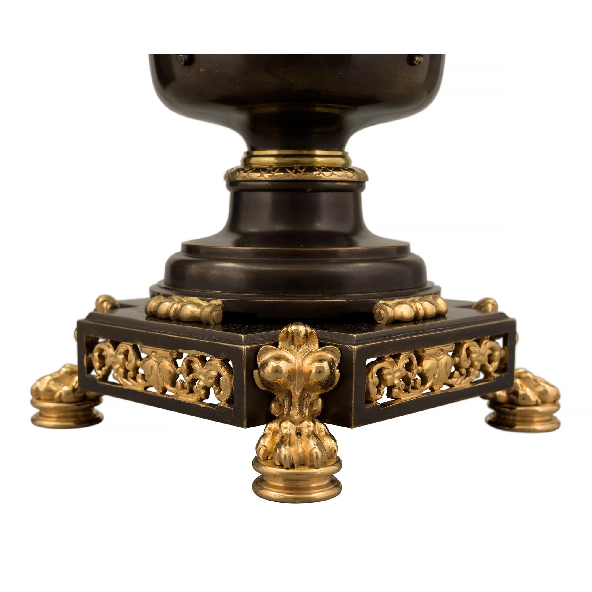 Paire de lampes françaises de style Renaissance du 19ème siècle en bronze patiné et bronze doré en vente 1