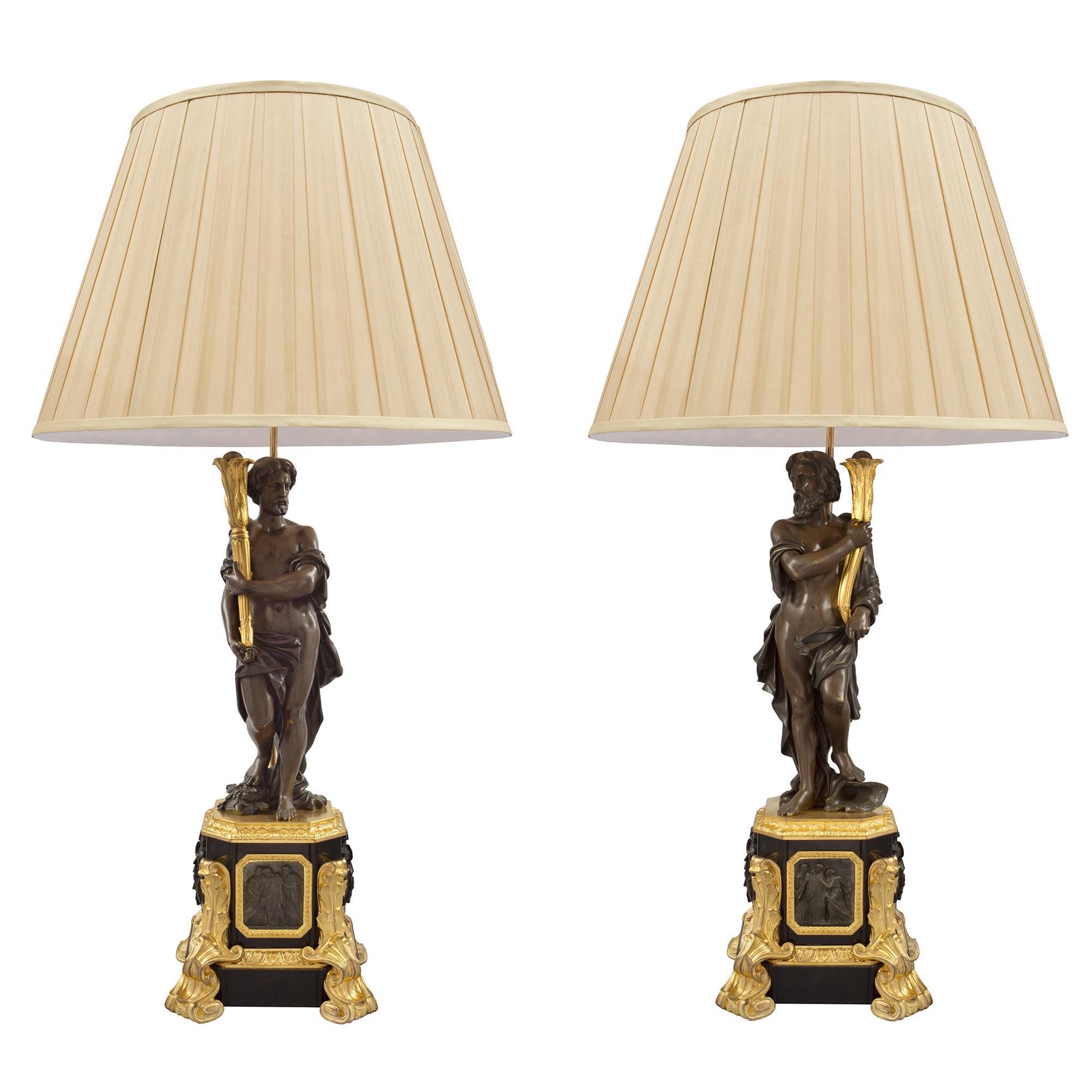 Paire de lampes françaises de style Renaissance du 19ème siècle en bronze patiné et bronze doré