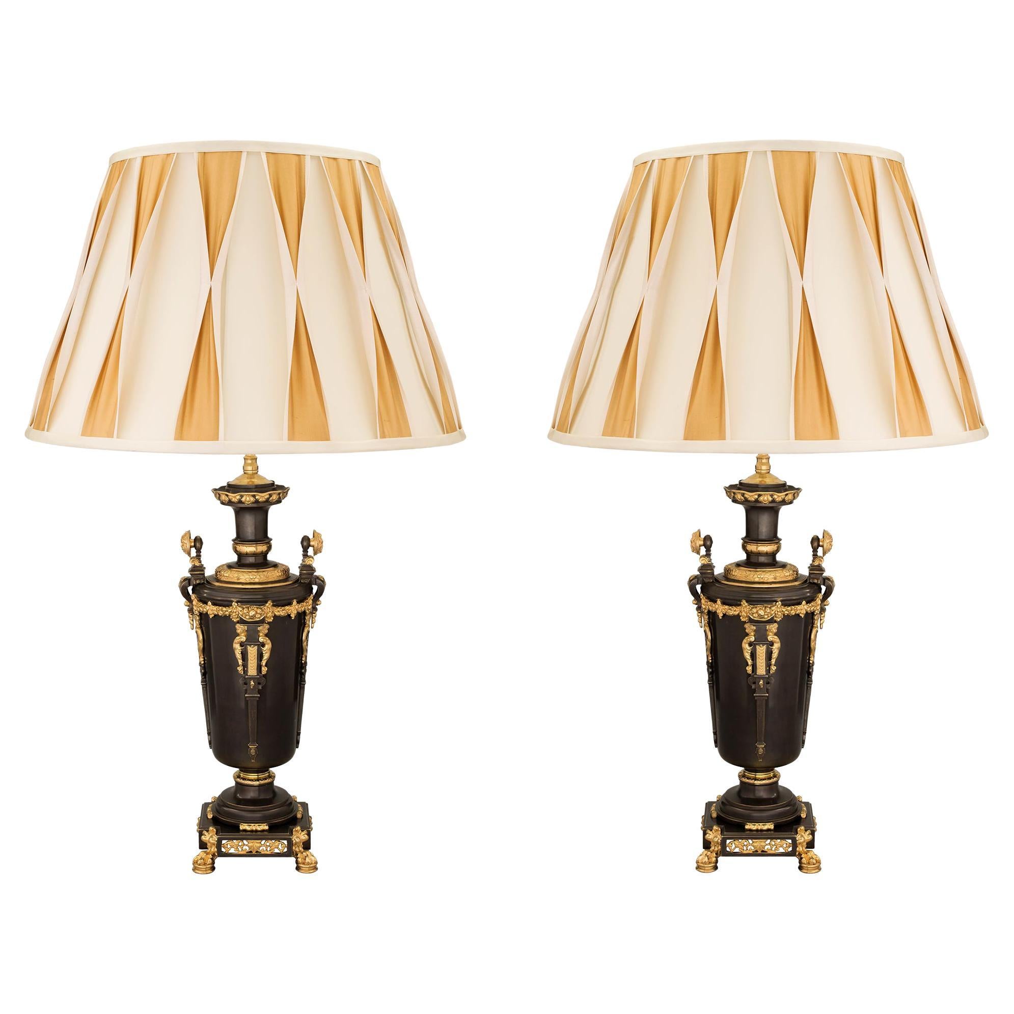 Paire de lampes françaises de style Renaissance du 19ème siècle en bronze patiné et bronze doré
