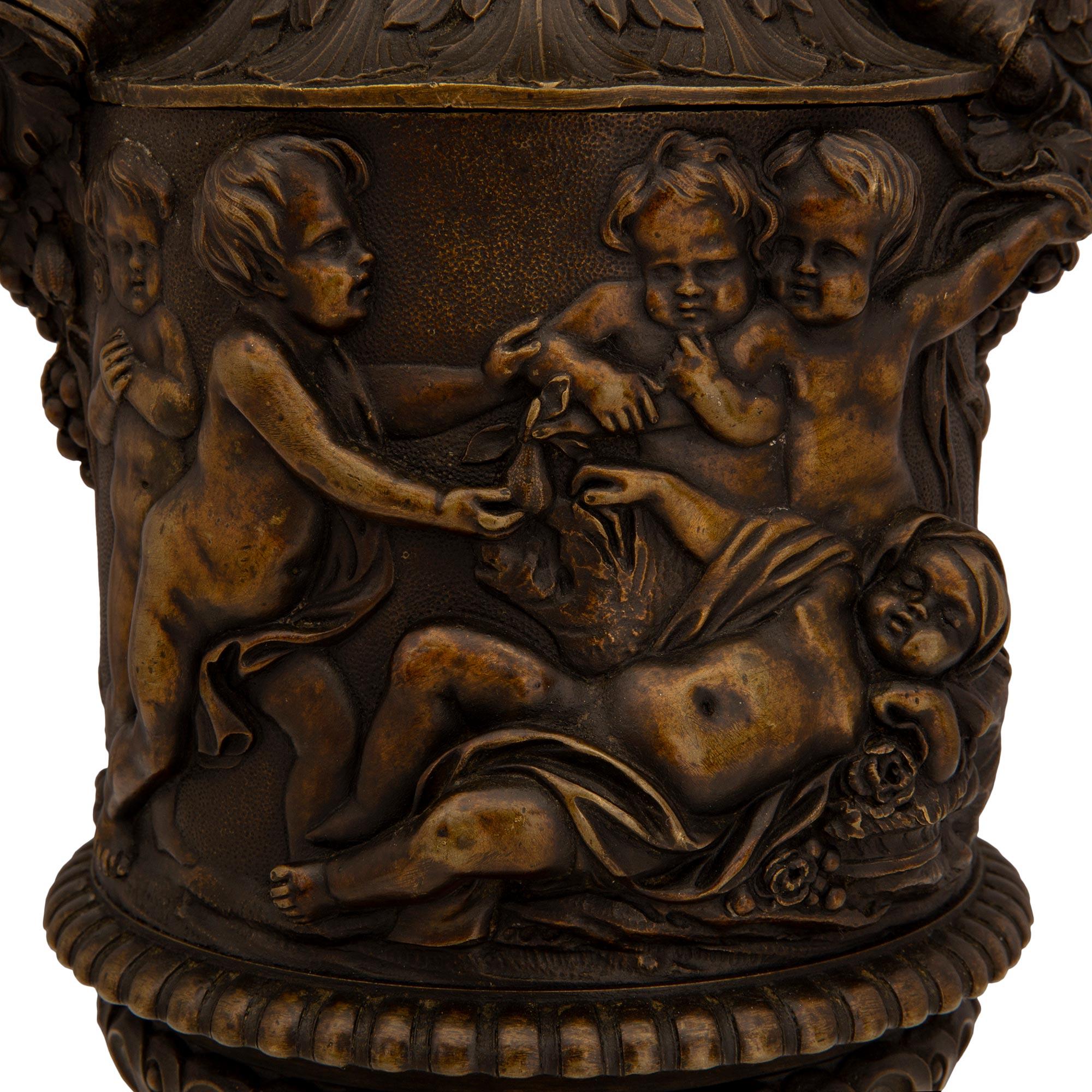 Paire d'urnes à couvercle en bronze patiné de style Renaissance du 19ème siècle français en vente 3