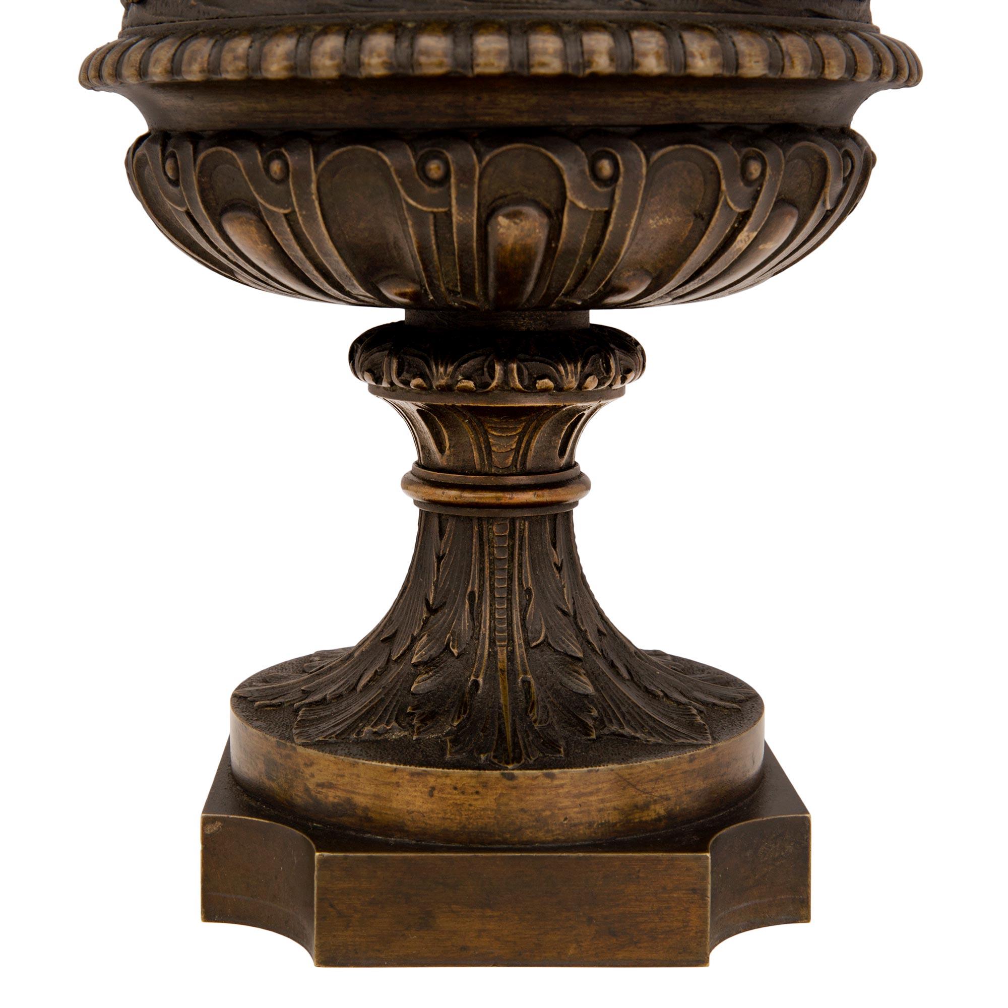 Paire d'urnes à couvercle en bronze patiné de style Renaissance du 19ème siècle français en vente 5