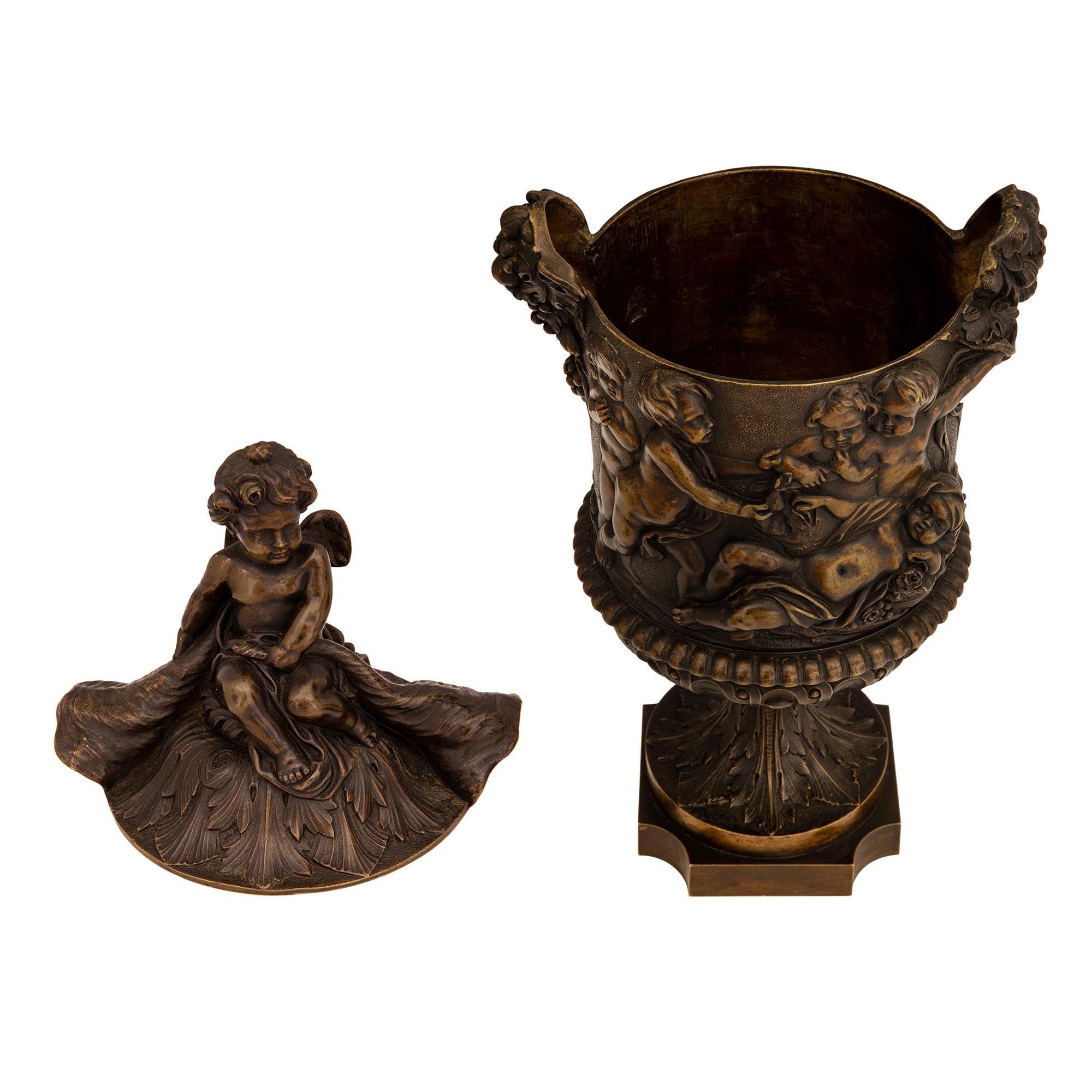 Français Paire d'urnes à couvercle en bronze patiné de style Renaissance du 19ème siècle français en vente