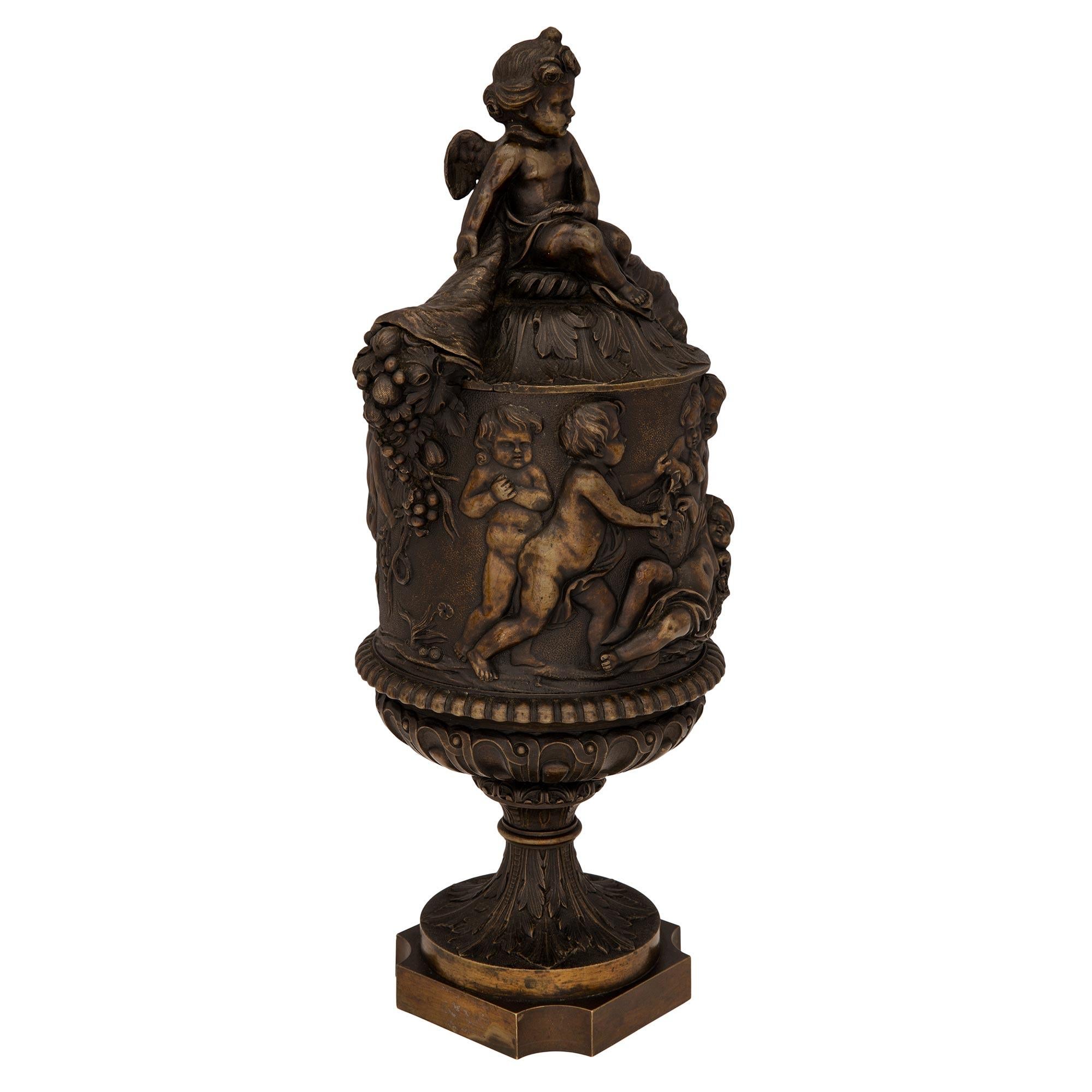 Patiné Paire d'urnes à couvercle en bronze patiné de style Renaissance du 19ème siècle français en vente