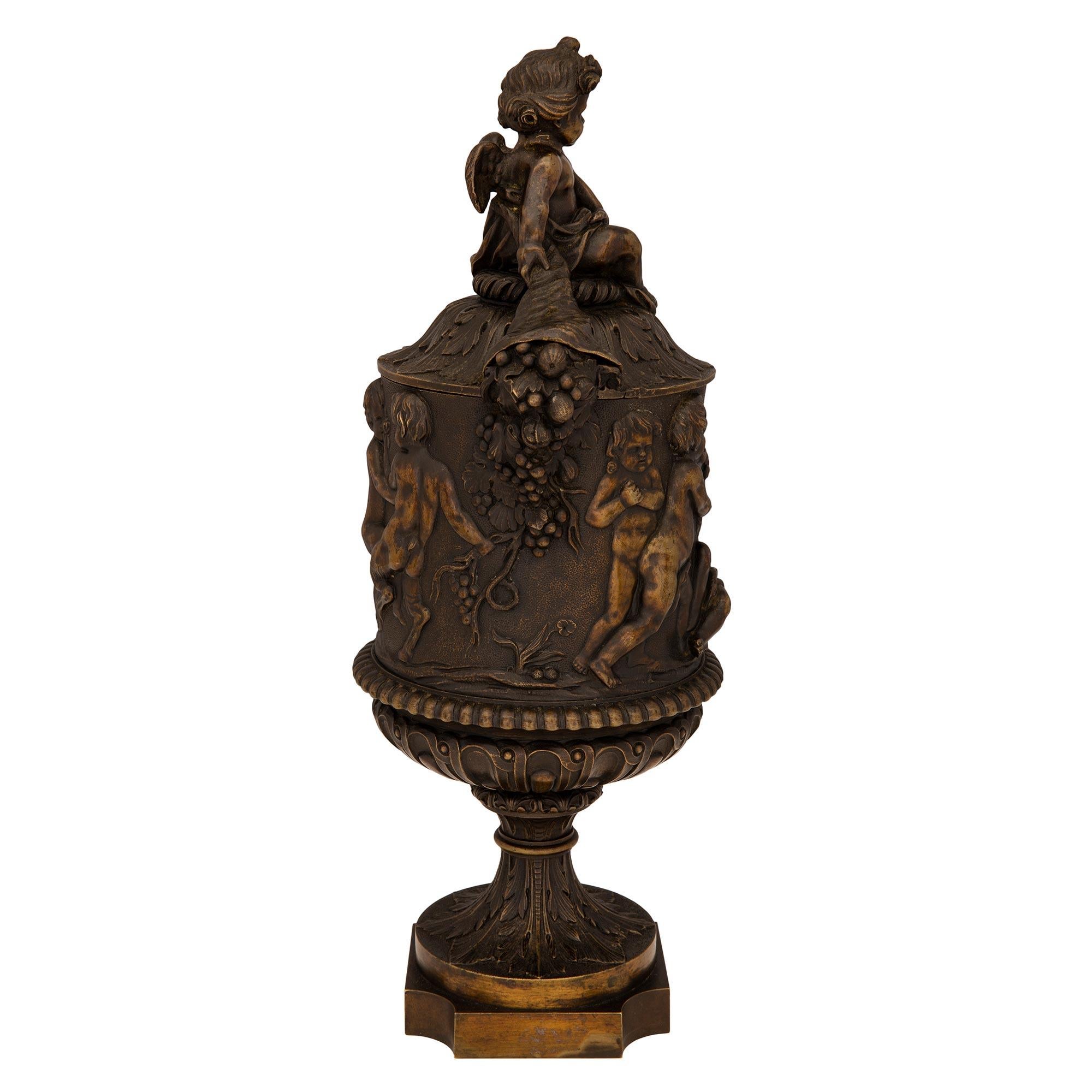 Paire d'urnes à couvercle en bronze patiné de style Renaissance du 19ème siècle français Bon état - En vente à West Palm Beach, FL