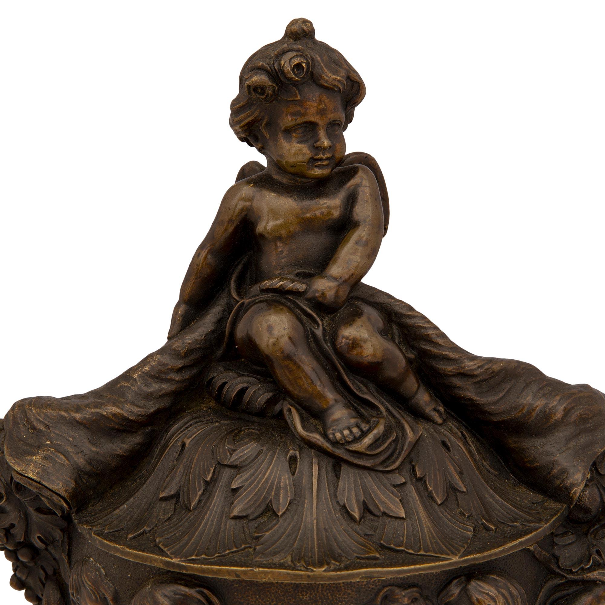 XIXe siècle Paire d'urnes à couvercle en bronze patiné de style Renaissance du 19ème siècle français en vente