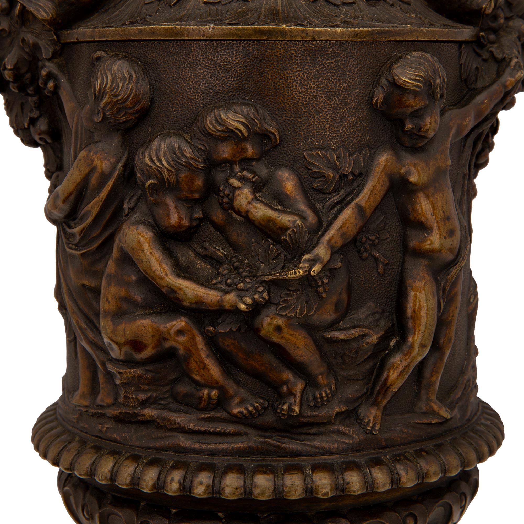 Paire d'urnes à couvercle en bronze patiné de style Renaissance du 19ème siècle français en vente 2
