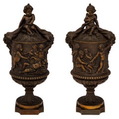 Pareja de urnas con tapa de bronce patinado estilo renacentista francés del siglo XIX