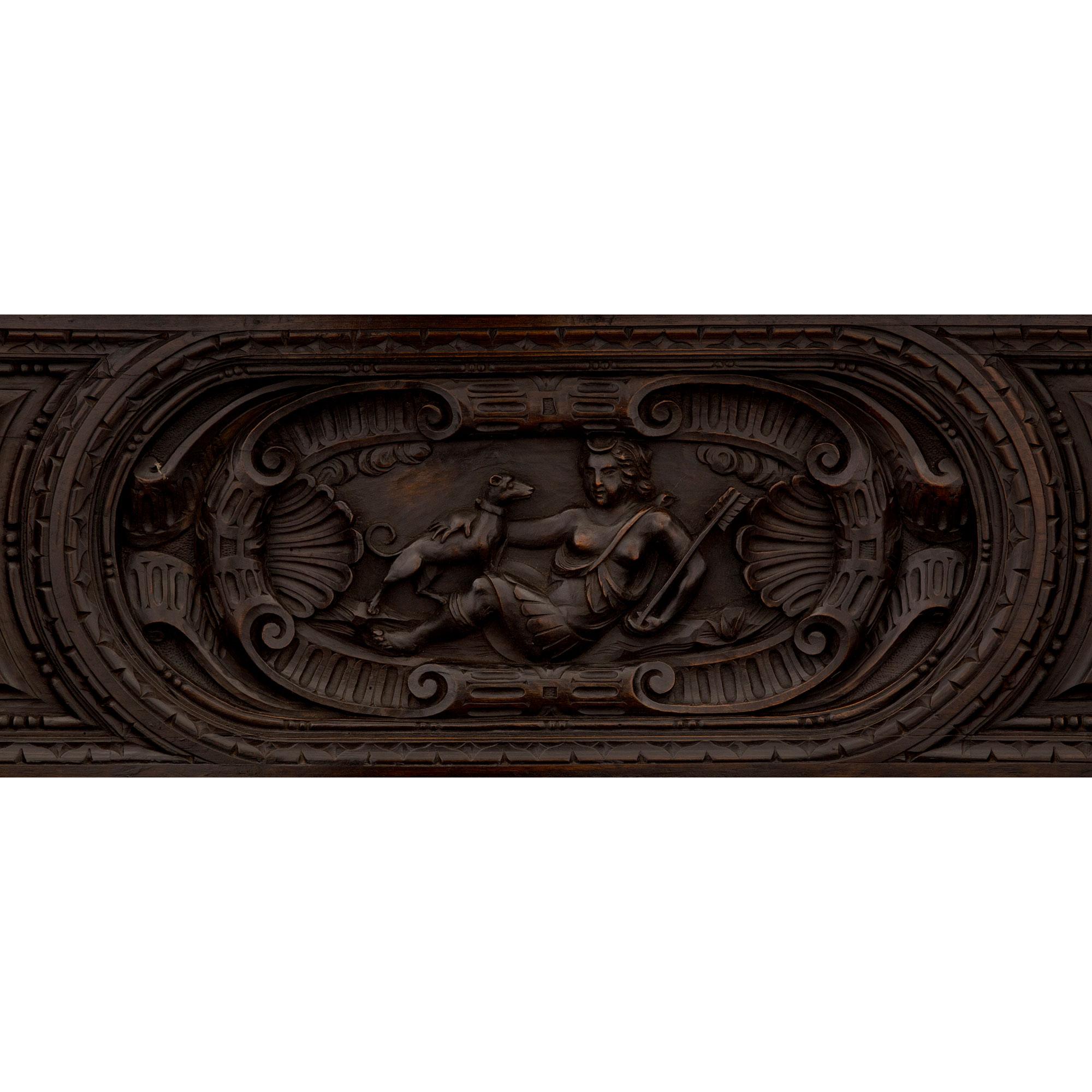 Paire de bancs en chêne foncé patiné de style Renaissance du 19ème siècle français en vente 5