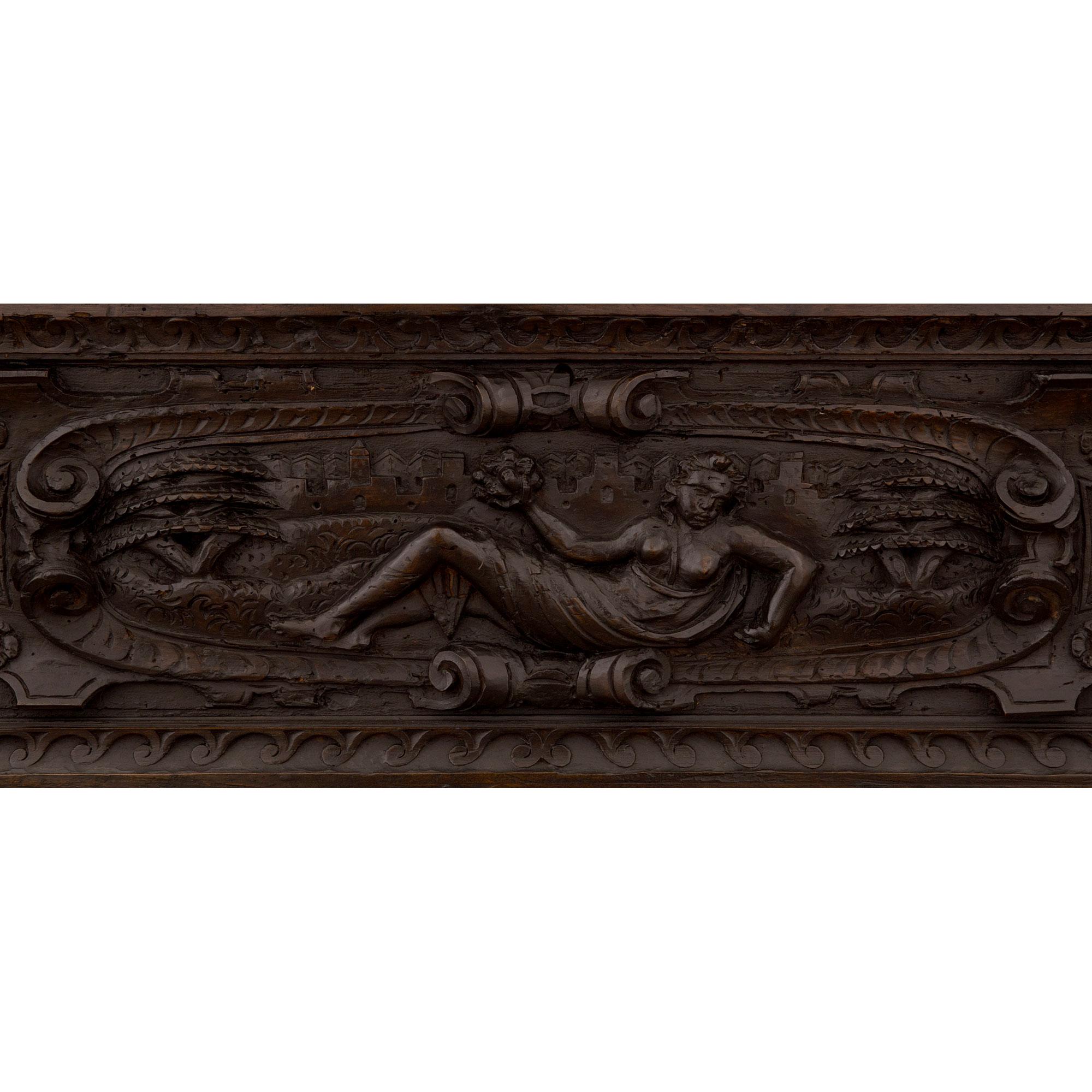 Paire de bancs en chêne foncé patiné de style Renaissance du 19ème siècle français en vente 7