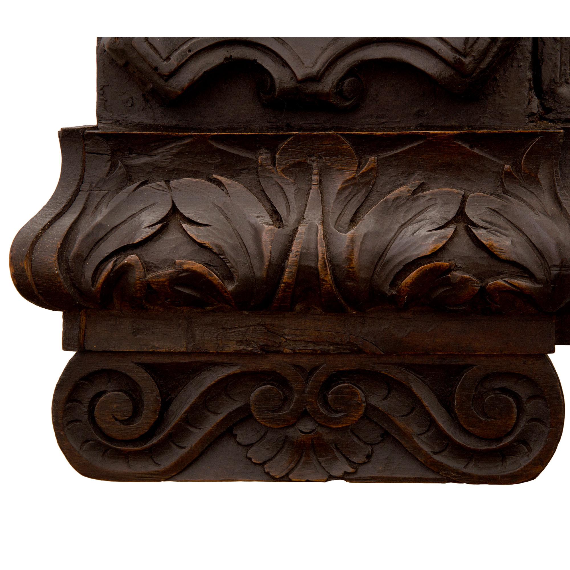 Paire de bancs en chêne foncé patiné de style Renaissance du 19ème siècle français en vente 8
