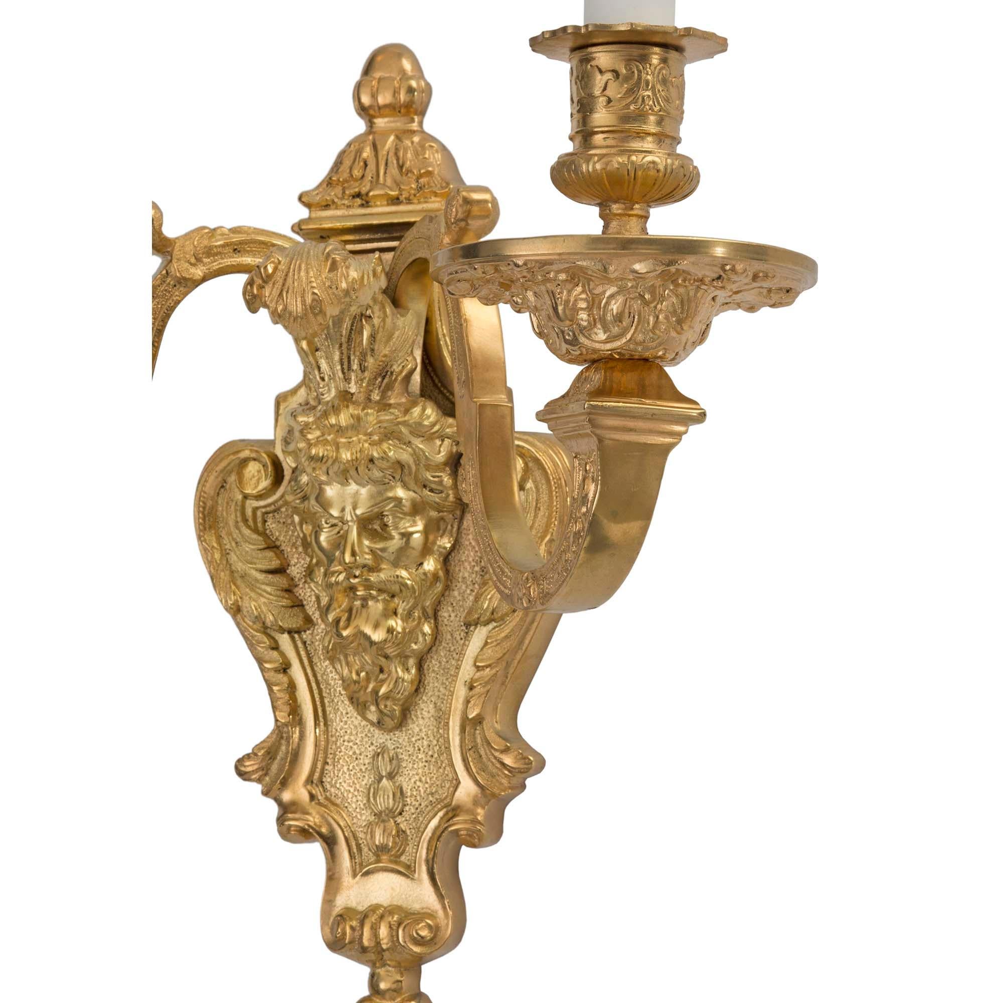 XIXe siècle Paire d'appliques françaises de la Renaissance du 19ème siècle à deux bras en bronze doré en vente