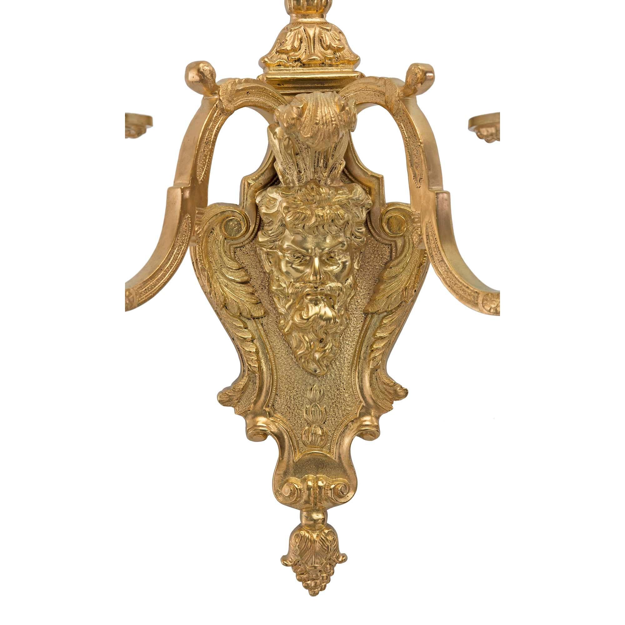 Bronze doré Paire d'appliques françaises de la Renaissance du 19ème siècle à deux bras en bronze doré en vente