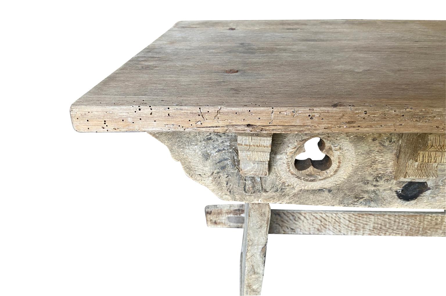 Rustikale niedrige französische Tische des 19. Jahrhunderts – Bänke, Paar im Angebot 6