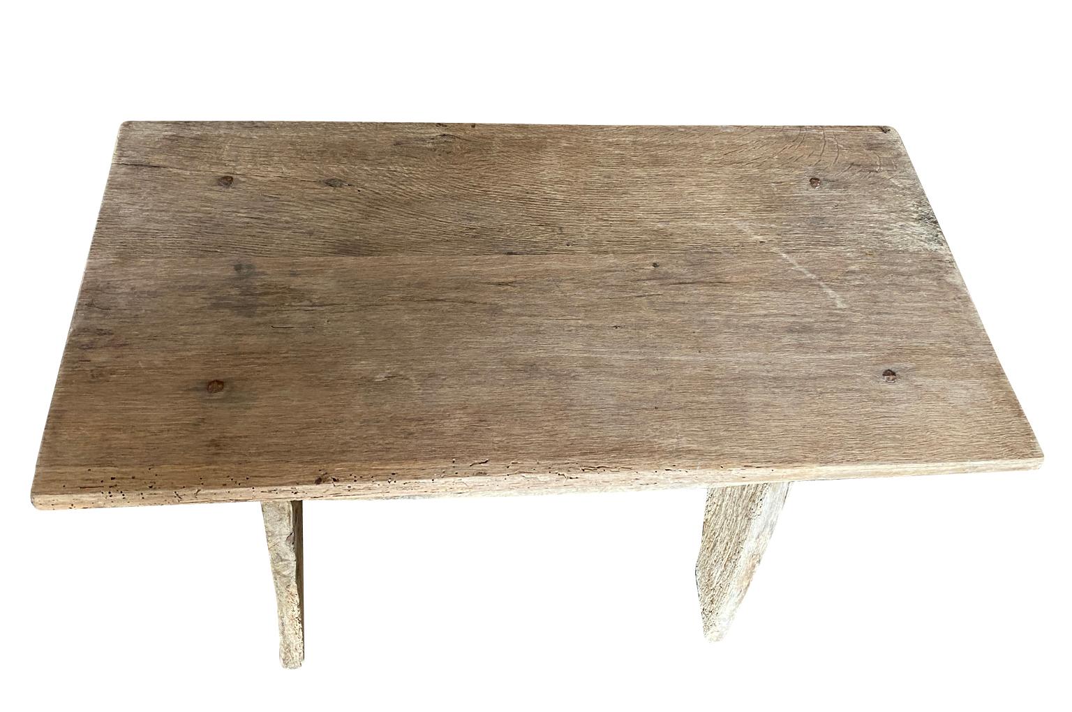 Rustikale niedrige französische Tische des 19. Jahrhunderts – Bänke, Paar im Angebot 10