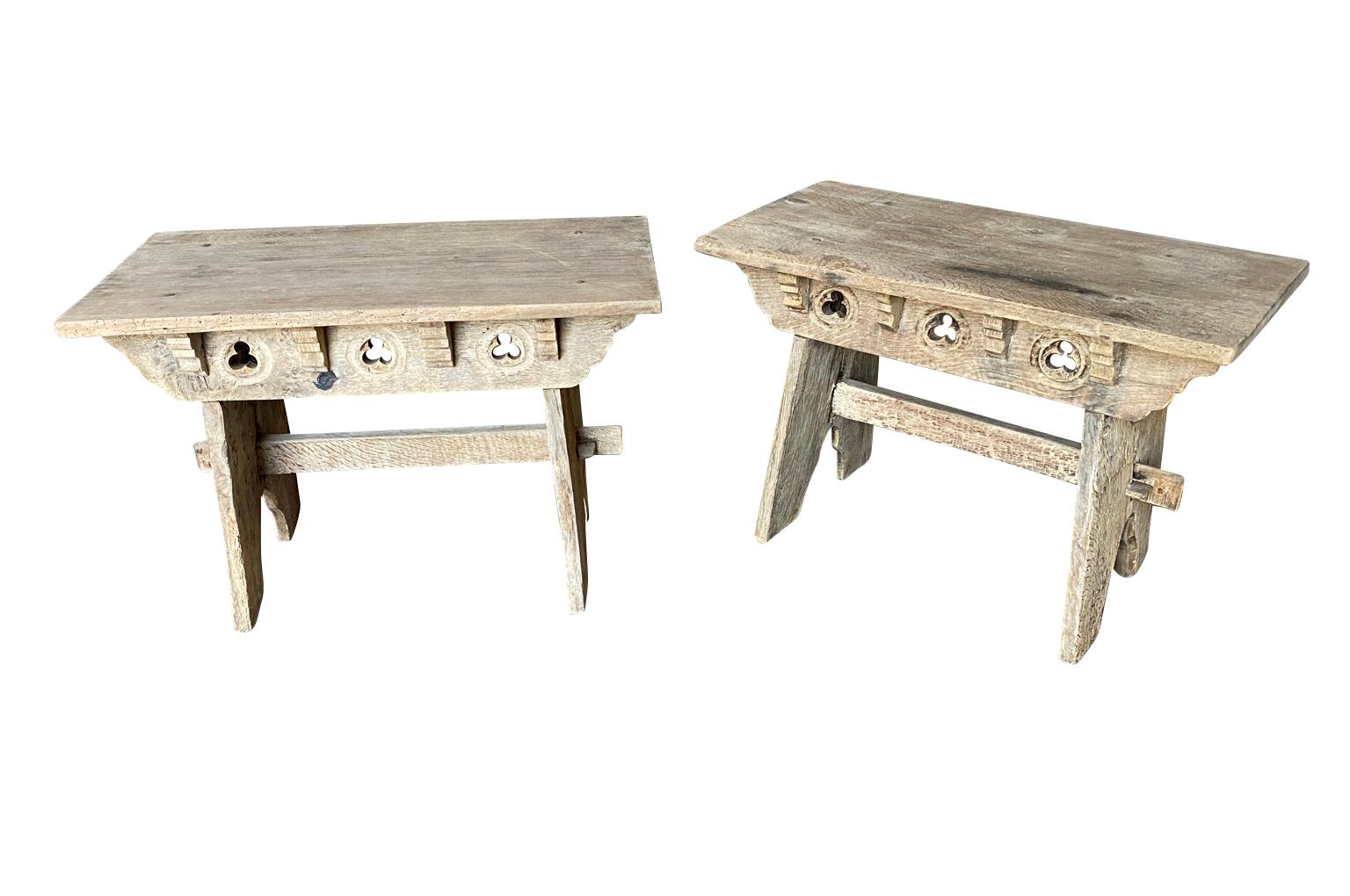 Ein charmantes Paar rustikaler niedriger Tische - Bänke aus der katalanischen Region Frankreichs.  Schön konstruiert aus Eiche, jeweils mit Kleeblattmotiven.