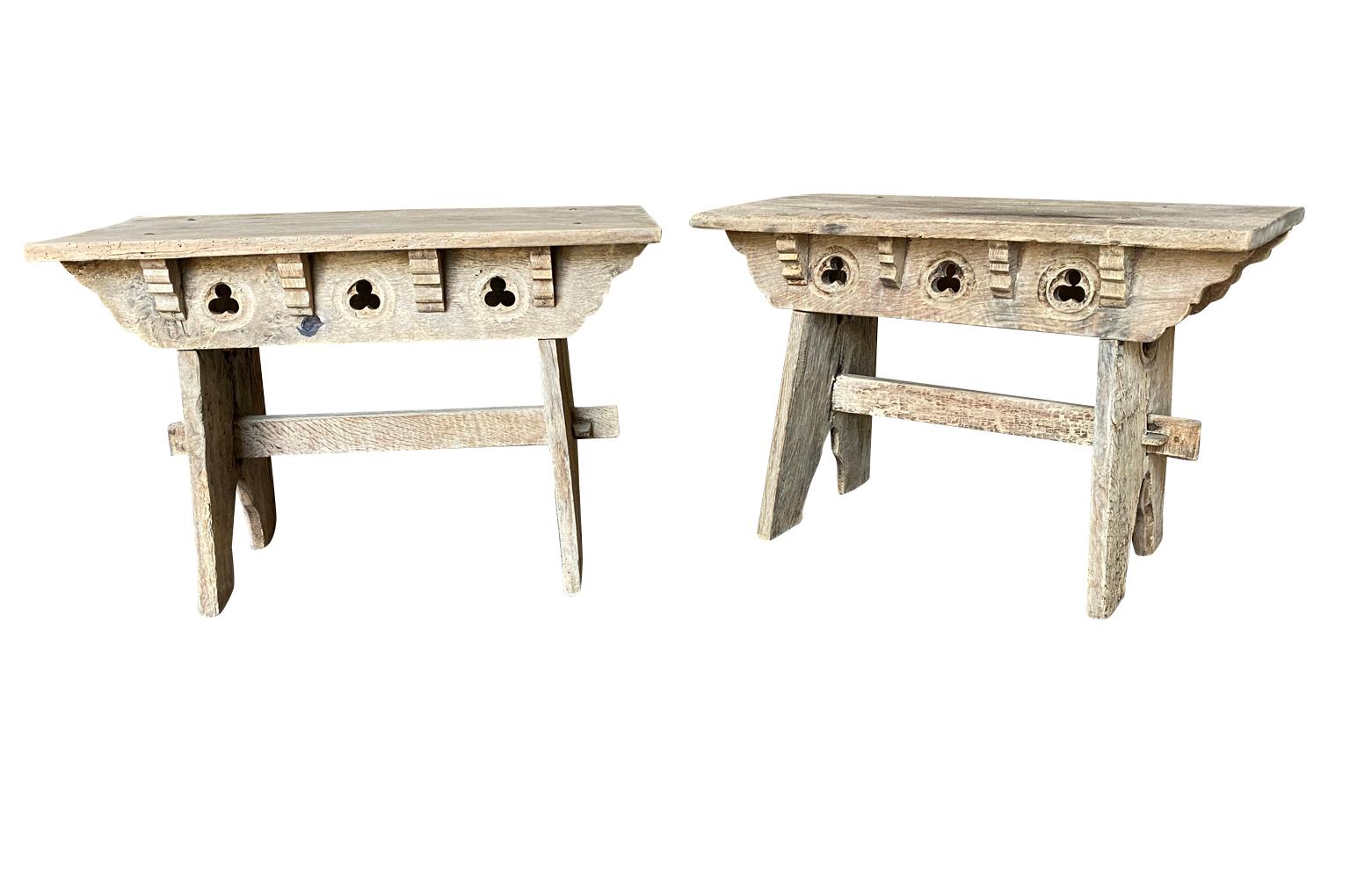 Rustikale niedrige französische Tische des 19. Jahrhunderts – Bänke, Paar (Französisch) im Angebot
