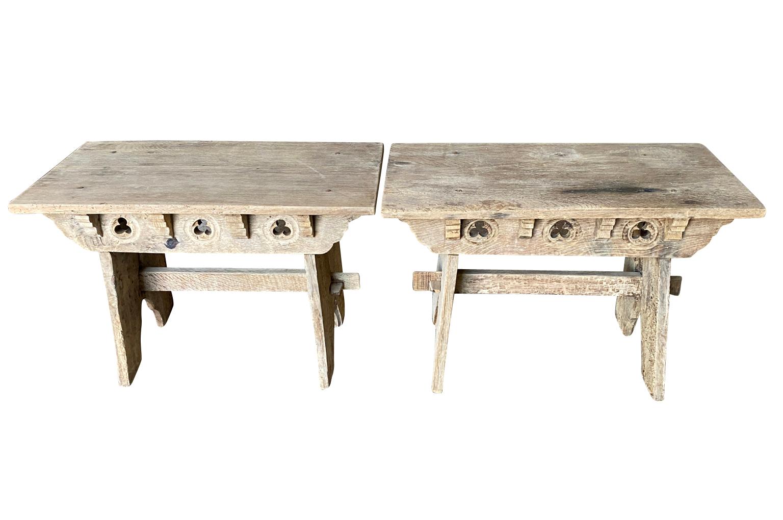 Rustikale niedrige französische Tische des 19. Jahrhunderts – Bänke, Paar (Eichenholz) im Angebot