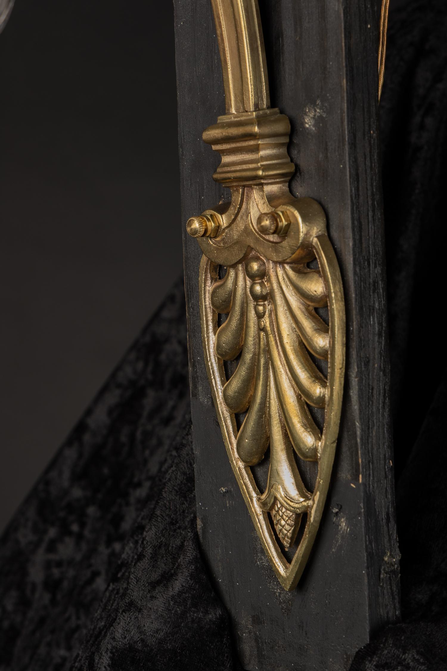 Dieses schöne Paar Bronzewandleuchter verfügt über eine geätzte Glaslilienkugel am Ende der geschwungenen Arme. Das antike französische Paar stammt aus dem späten 19. Jahrhundert und ist mit einer netzartigen Rückenplatte aus Palmetto-Blättern