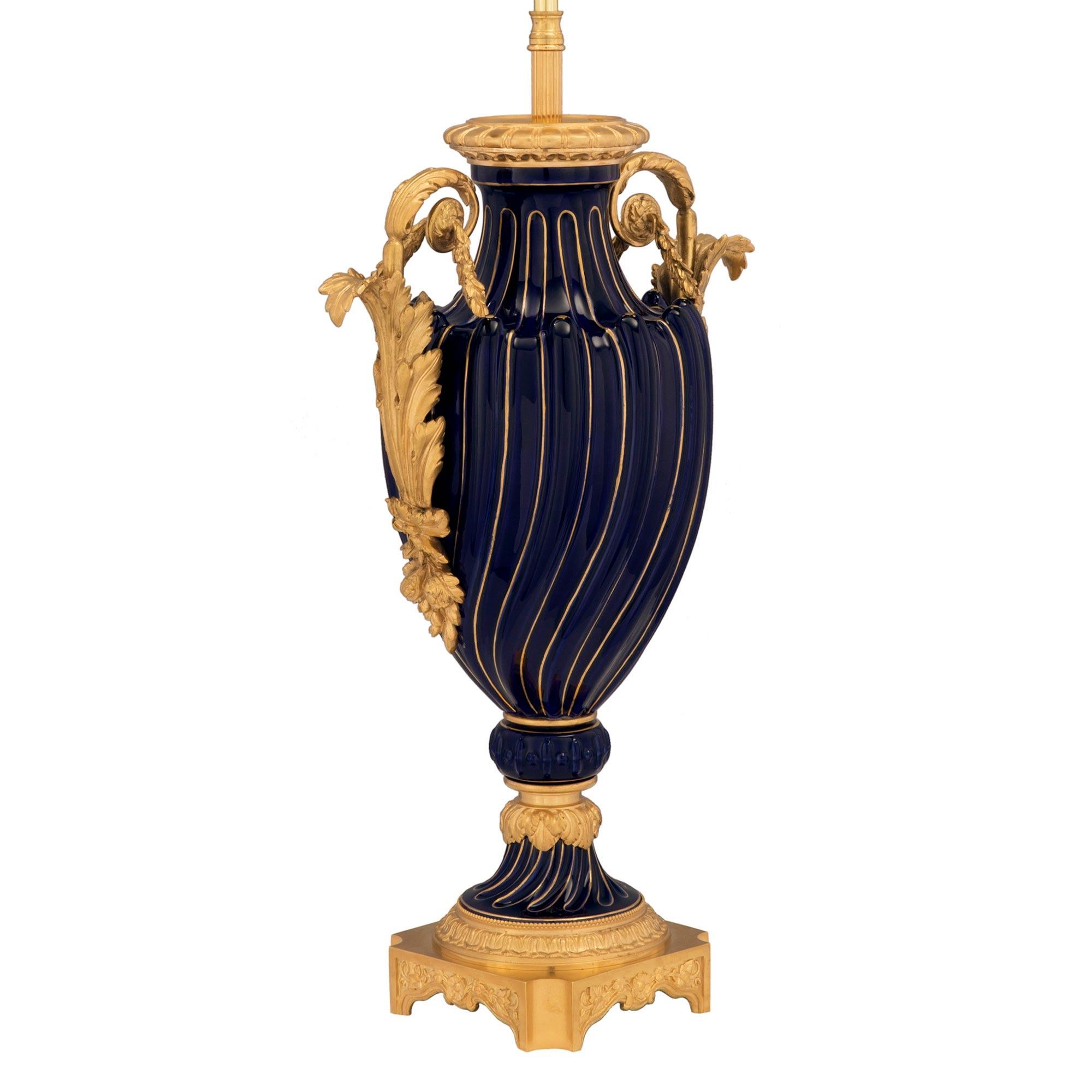 Paar französische Sèvres-Porzellan- und Goldbronze-Lampen aus dem 19. Jahrhundert (Französisch) im Angebot