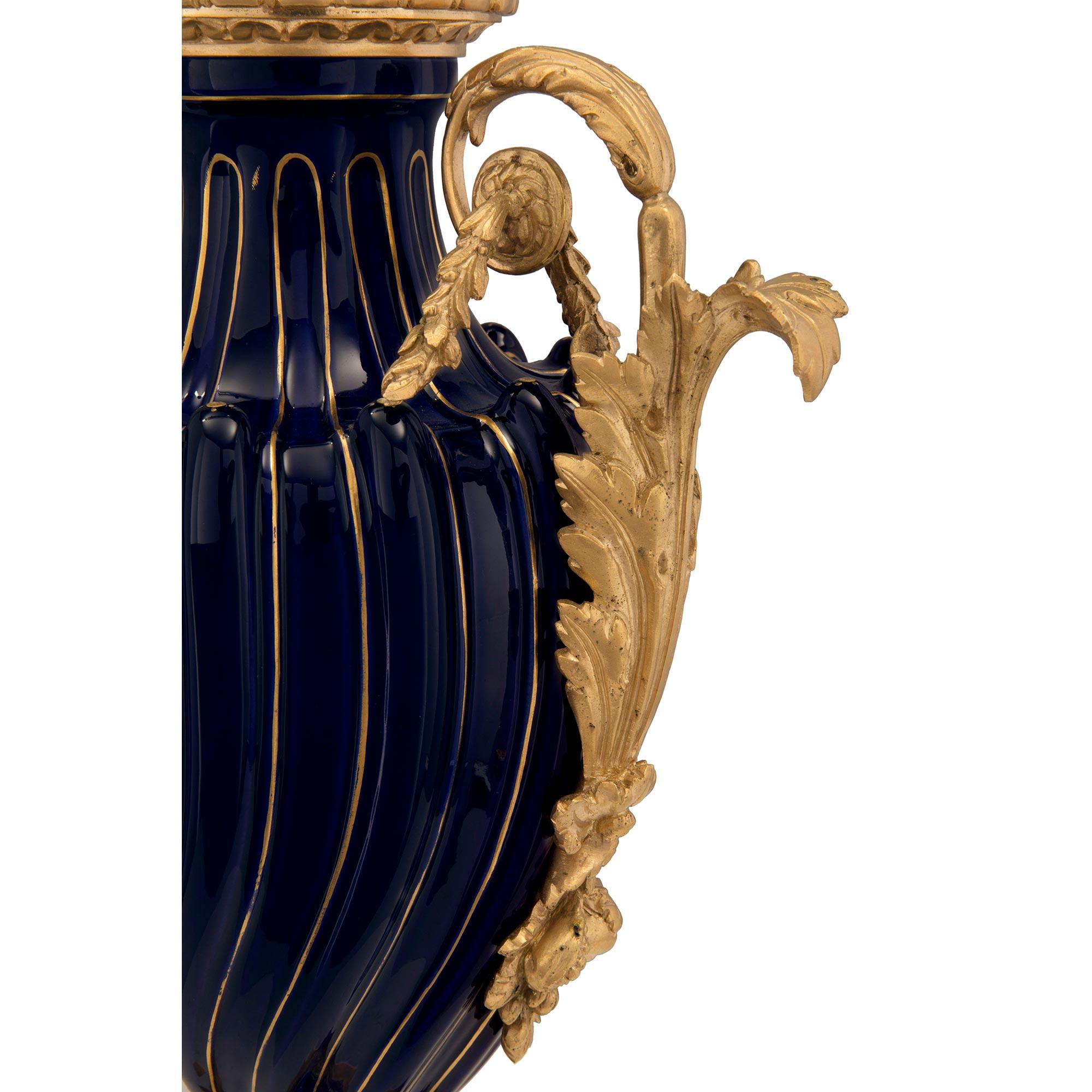 Paar französische Sèvres-Porzellan- und Goldbronze-Lampen aus dem 19. Jahrhundert im Angebot 2