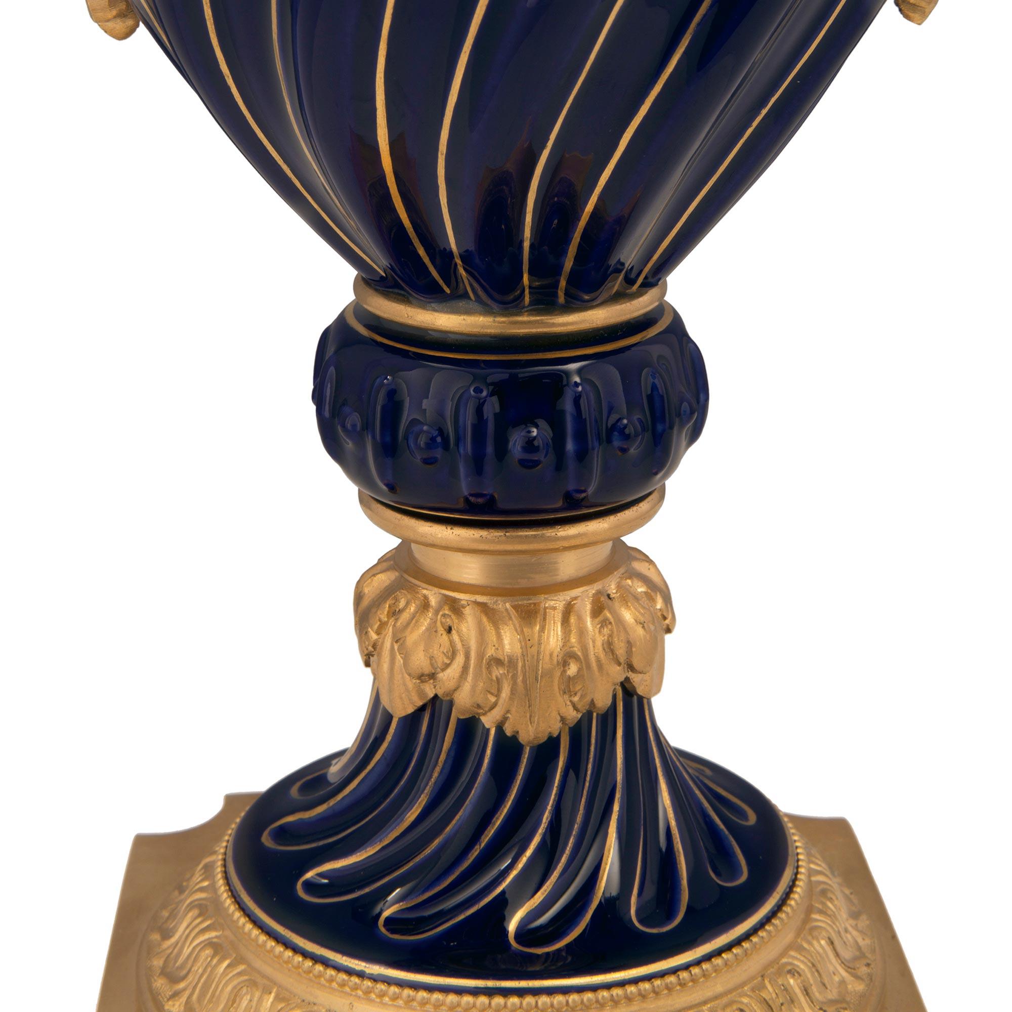 Paar französische Sèvres-Porzellan- und Goldbronze-Lampen aus dem 19. Jahrhundert im Angebot 3