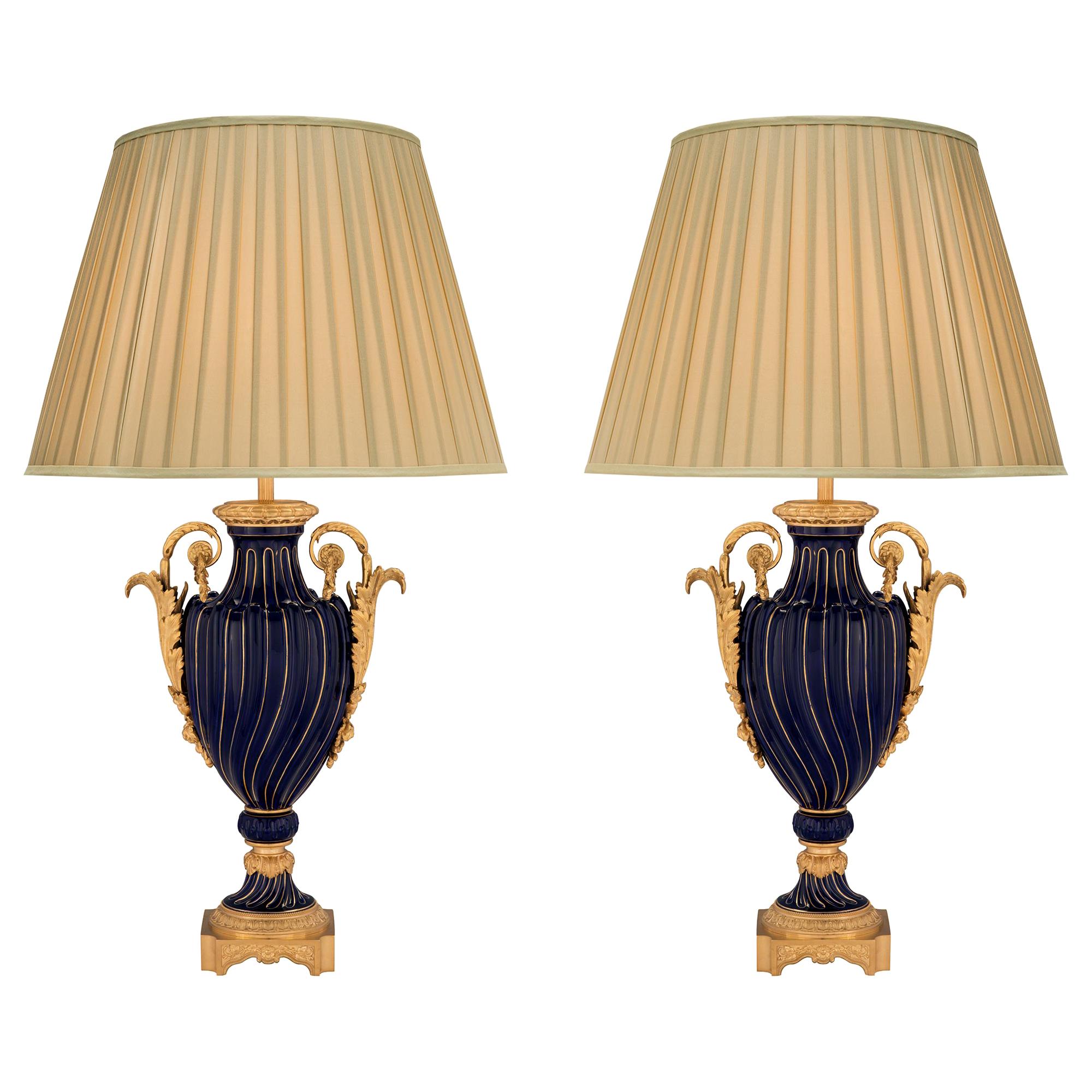 Paar französische Sèvres-Porzellan- und Goldbronze-Lampen aus dem 19. Jahrhundert