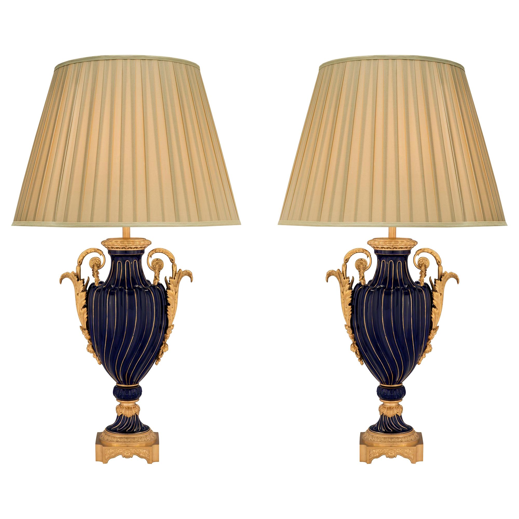 Paire de lampes françaises montées en porcelaine de Sèvres et bronze doré du 19ème siècle