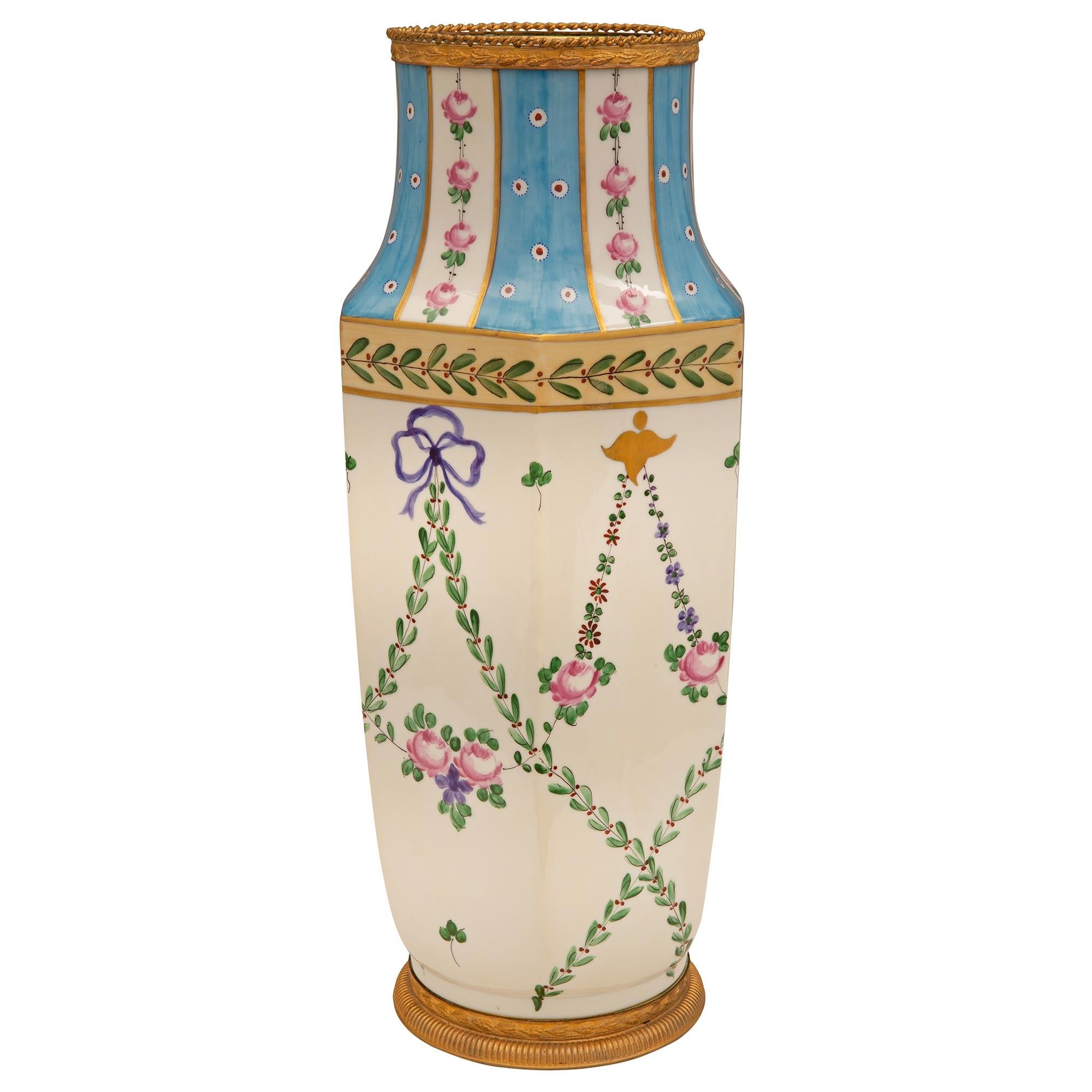 Paar französische handbemalte Vasen aus Sèvres-Porzellan des 19. Jahrhunderts (Louis XVI.)