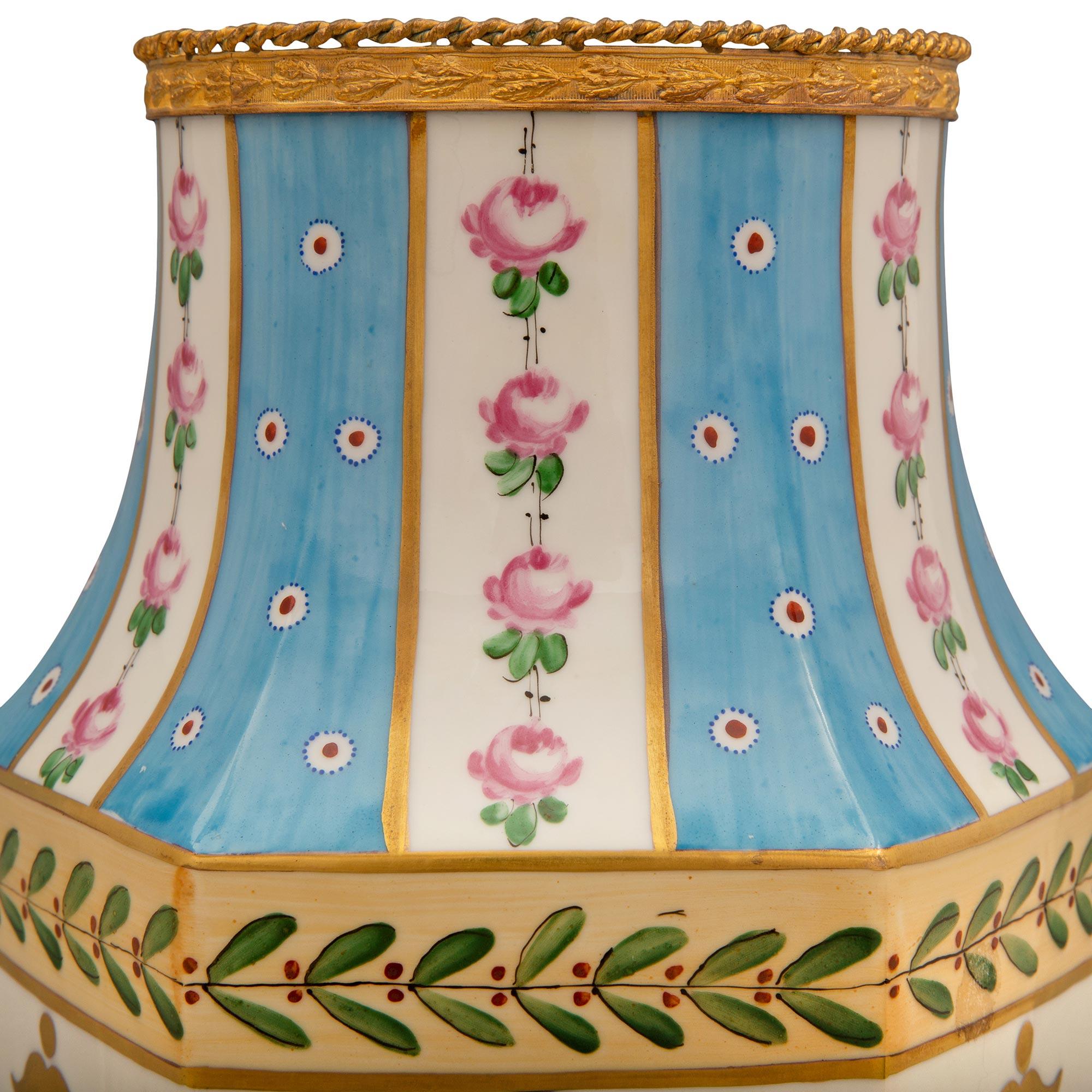 Paar französische handbemalte Vasen aus Sèvres-Porzellan des 19. Jahrhunderts (Französisch)
