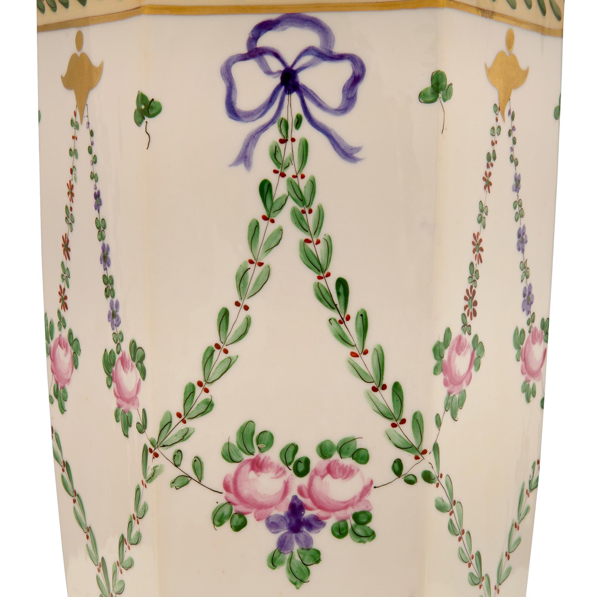 Paar französische handbemalte Vasen aus Sèvres-Porzellan des 19. Jahrhunderts 1