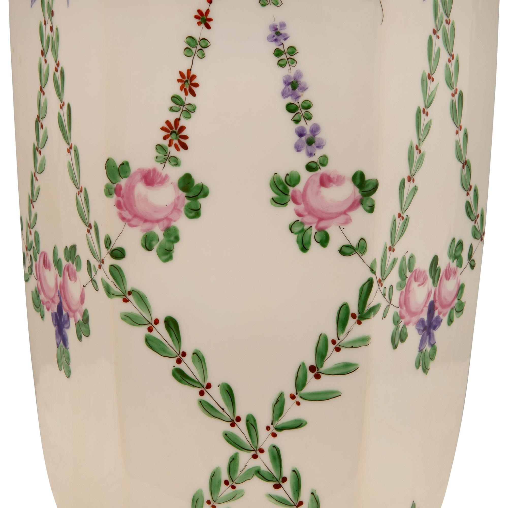 Paar französische handbemalte Vasen aus Sèvres-Porzellan des 19. Jahrhunderts 2