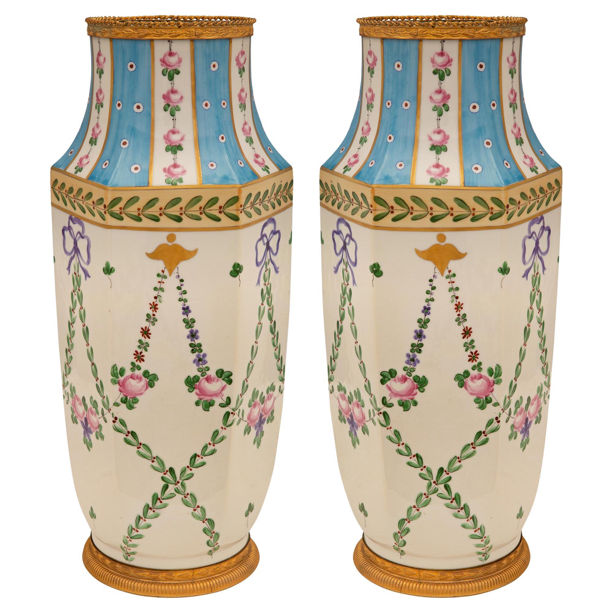 Paar französische handbemalte Vasen aus Sèvres-Porzellan des 19. Jahrhunderts