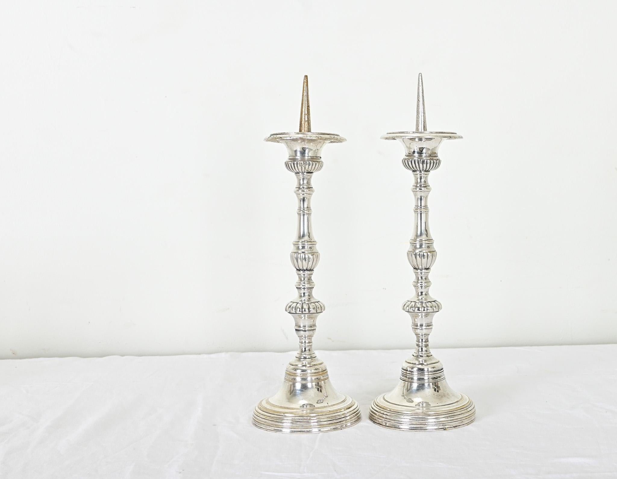Luigi XVI Coppia di candelabri francesi in argento del XIX secolo in vendita