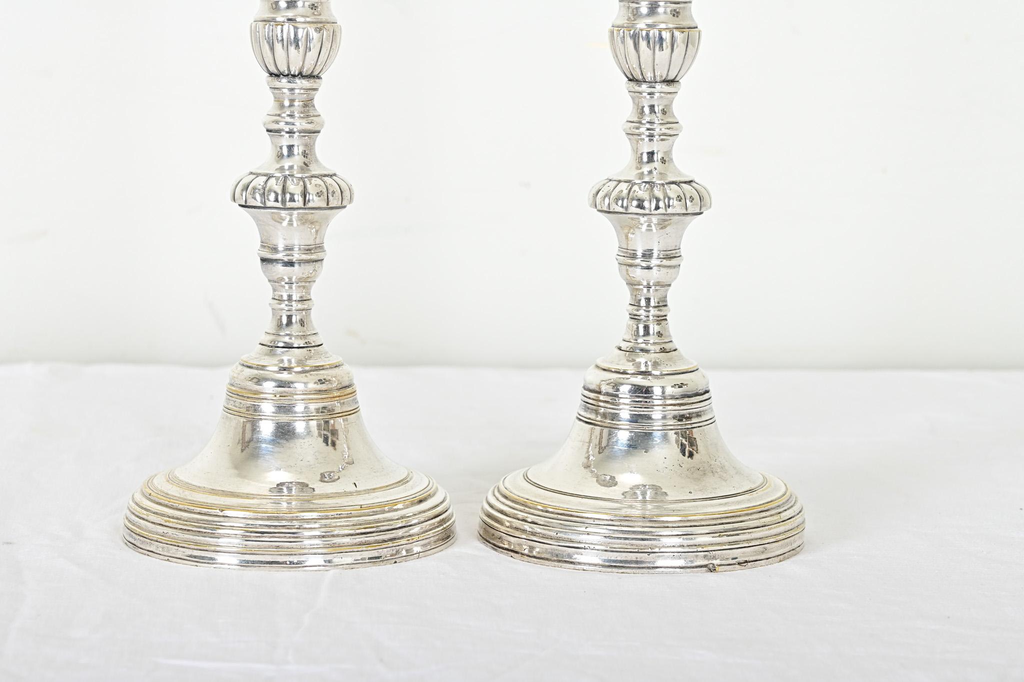 Francese Coppia di candelabri francesi in argento del XIX secolo in vendita