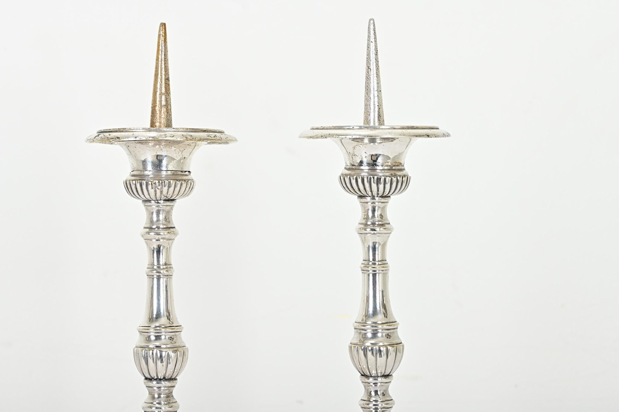 Coppia di candelabri francesi in argento del XIX secolo In condizioni buone in vendita a Baton Rouge, LA