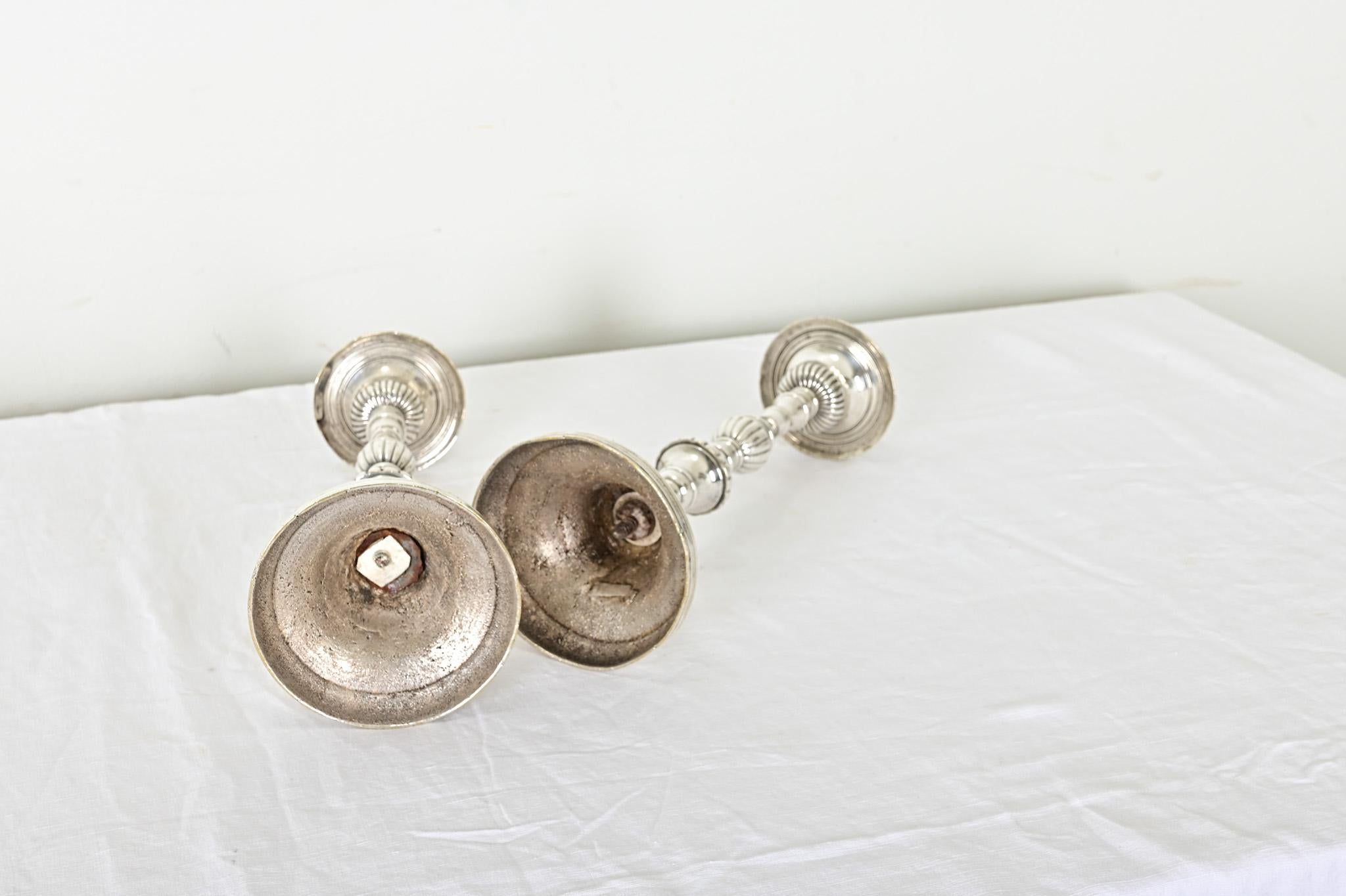 Metallo Coppia di candelabri francesi in argento del XIX secolo in vendita