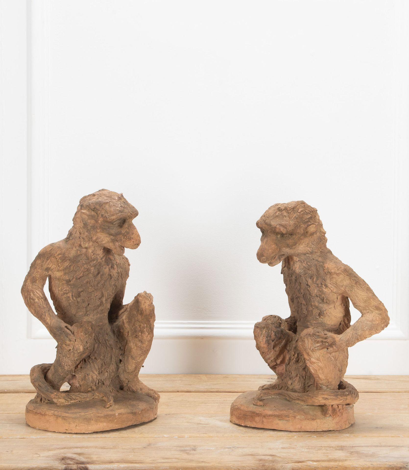 Una pareja maravillosamente caprichosa de monos franceses de terracota de finales del siglo XIX.

Bellamente modelados en posición sentada con las manos apoyadas en las rodillas. Atribuido a la Maison Giscard, Toulouse, fundada en 1855.