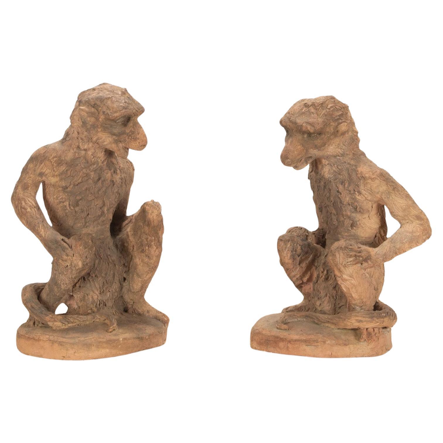 Pareja de monos franceses de terracota del siglo XIX