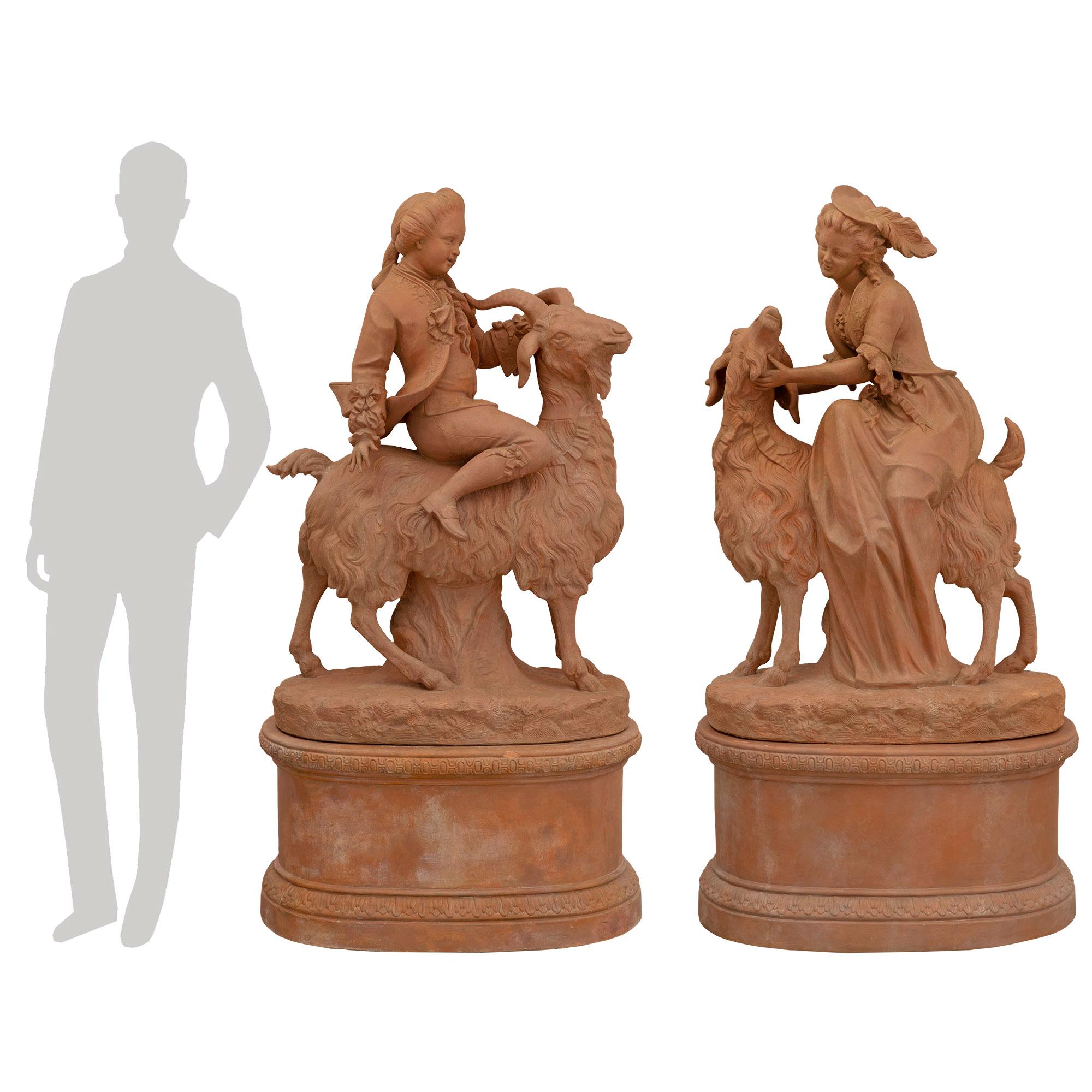 Une paire sensationnelle et extrêmement décorative de statues françaises en terre cuite du 19ème siècle. Chaque statue est surélevée par des bases de forme oblongue avec de fines bandes mouchetées décorées de jolis bandeaux feuillagés enveloppants.