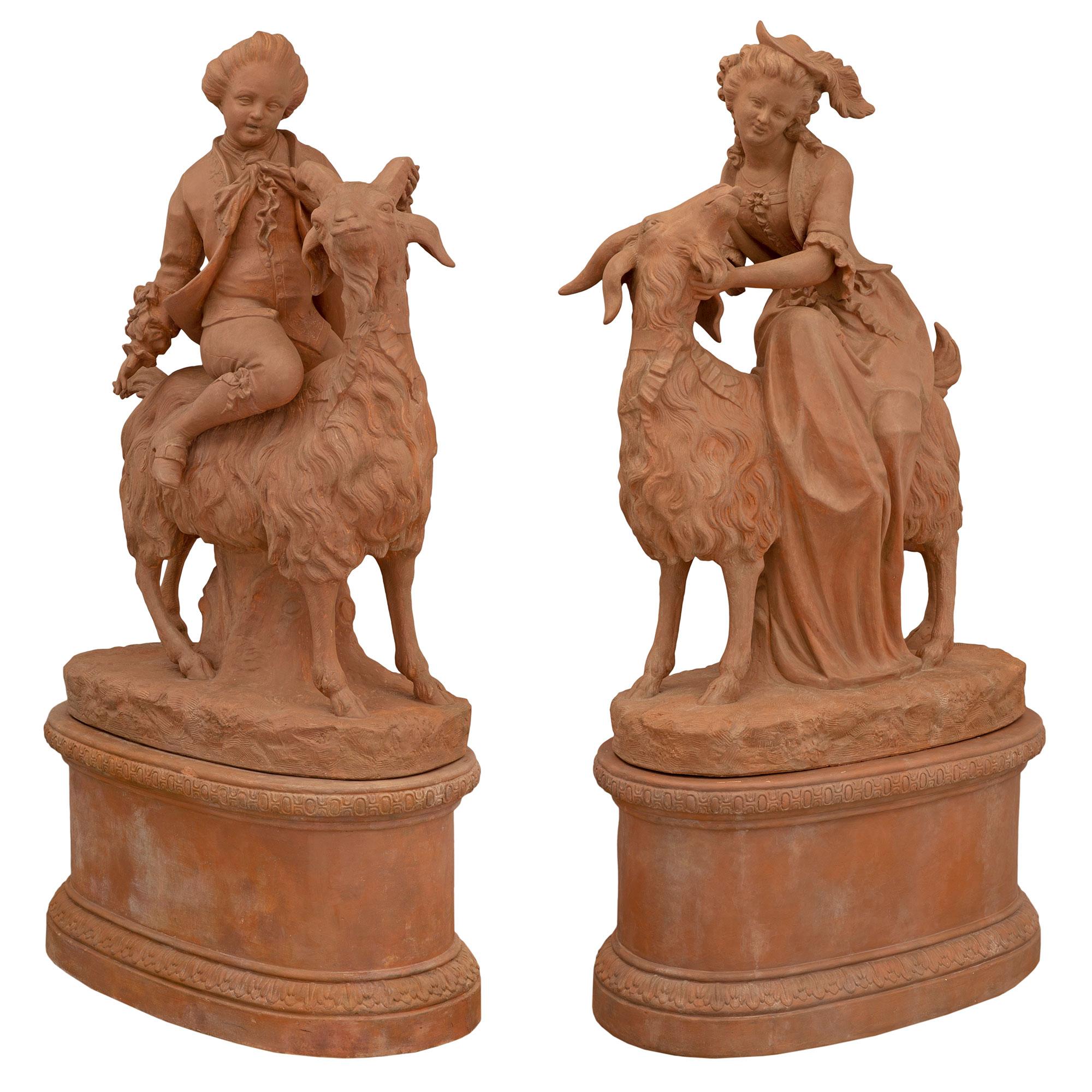 Français Paire de statues françaises en terre cuite du 19ème siècle en vente