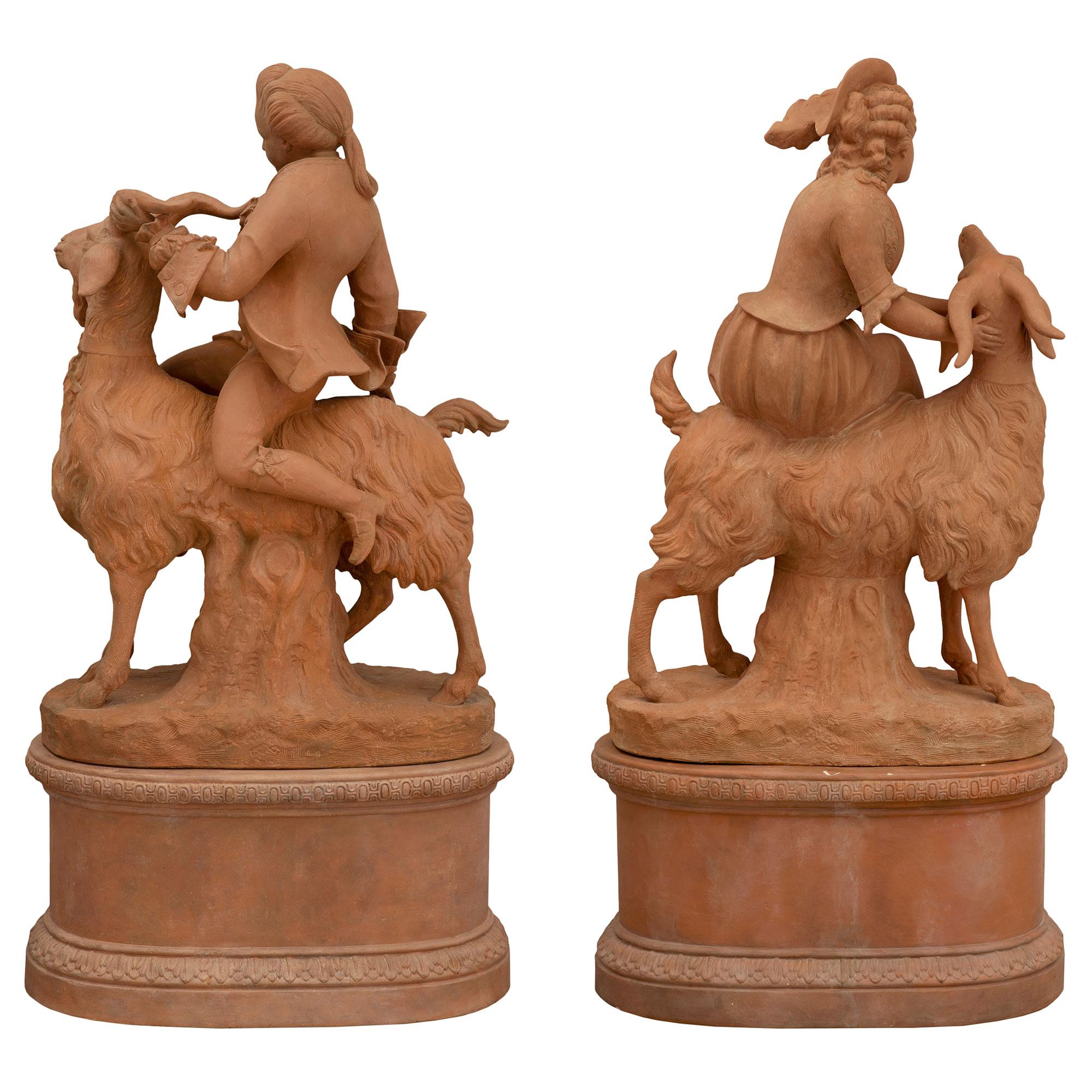 XIXe siècle Paire de statues françaises en terre cuite du 19ème siècle en vente