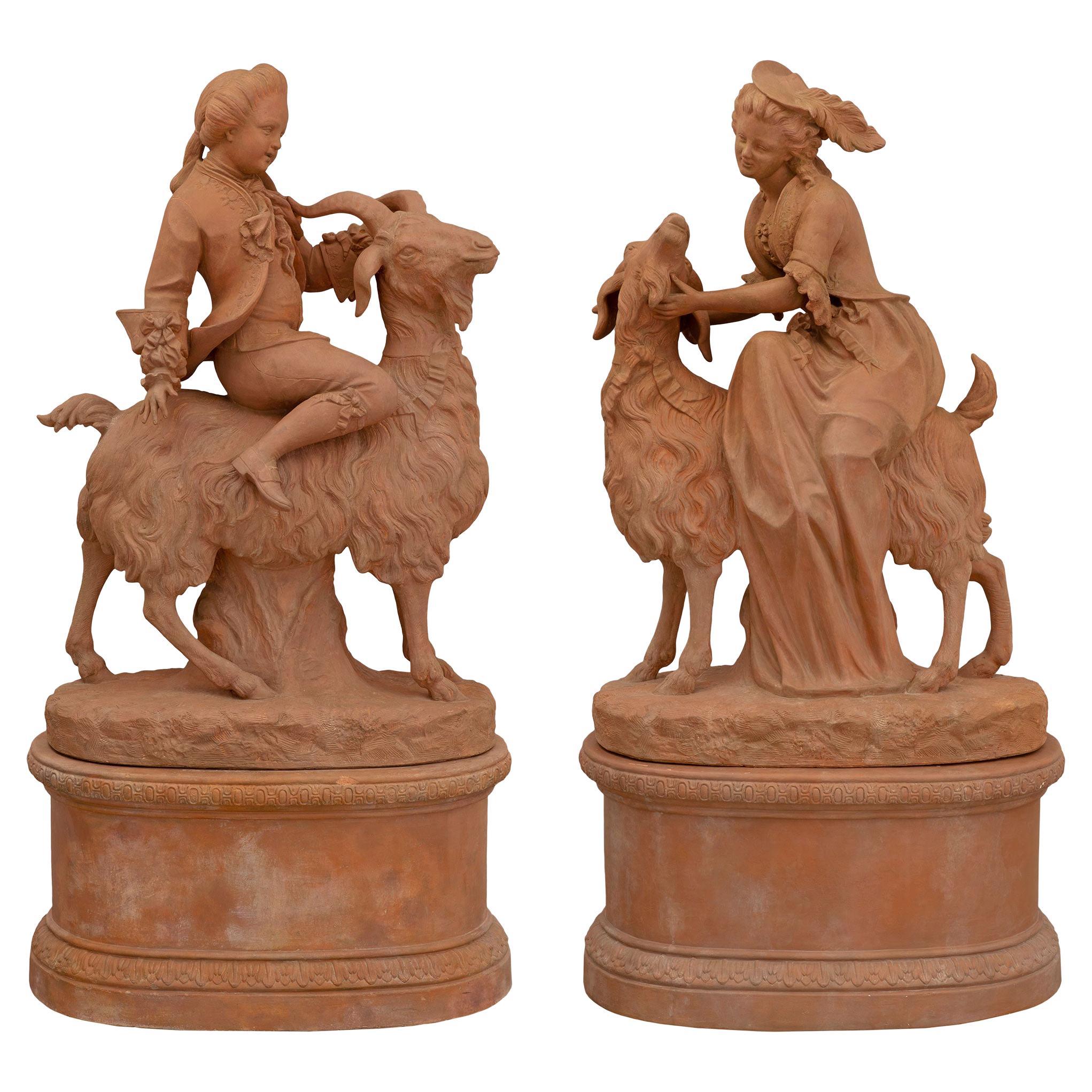 Paire de statues françaises en terre cuite du 19ème siècle en vente