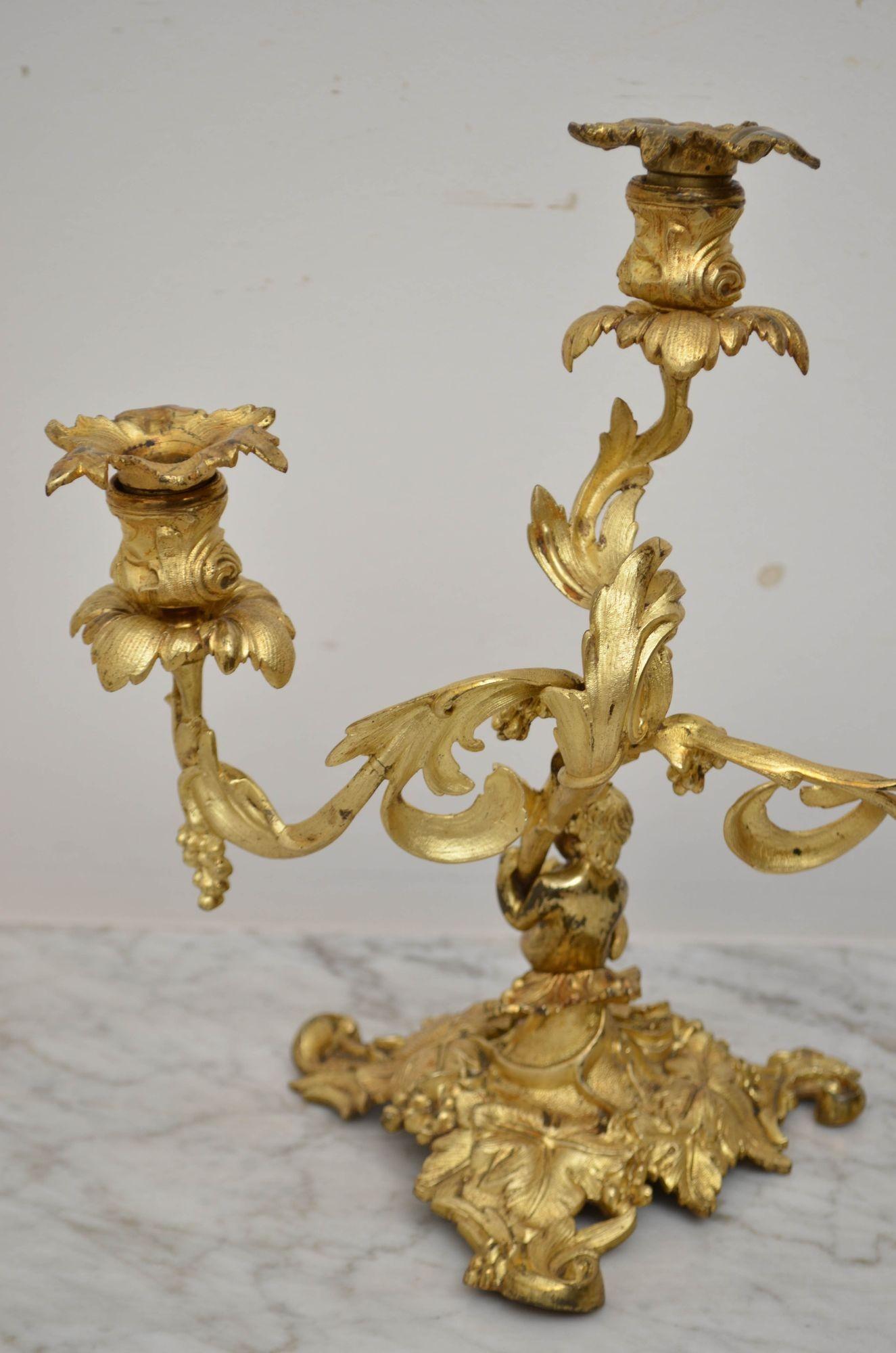 Coppia di candelabri a tre rami francesi del XIX secolo in vendita 6