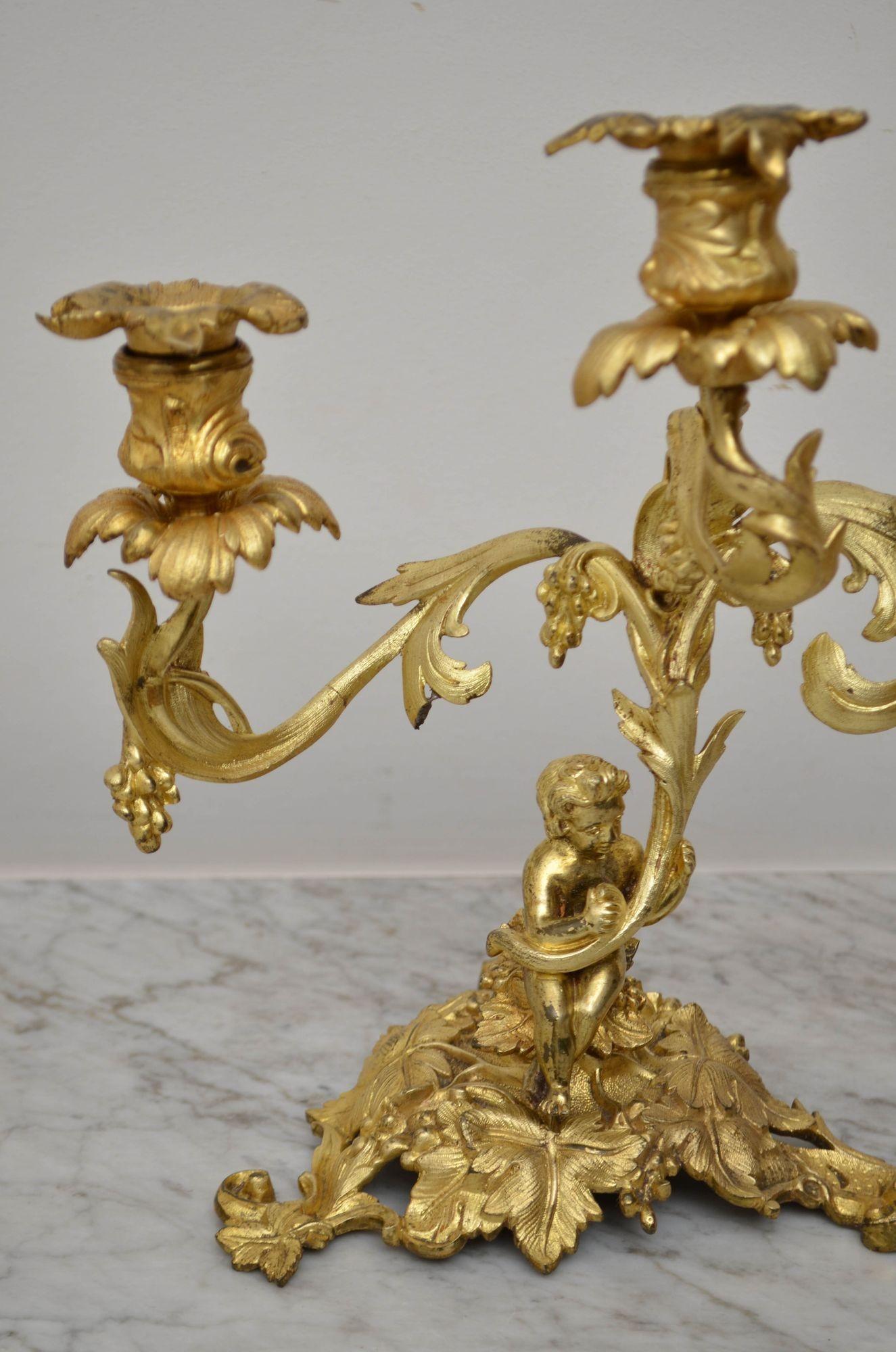 Coppia di candelabri a tre rami francesi del XIX secolo in vendita 8